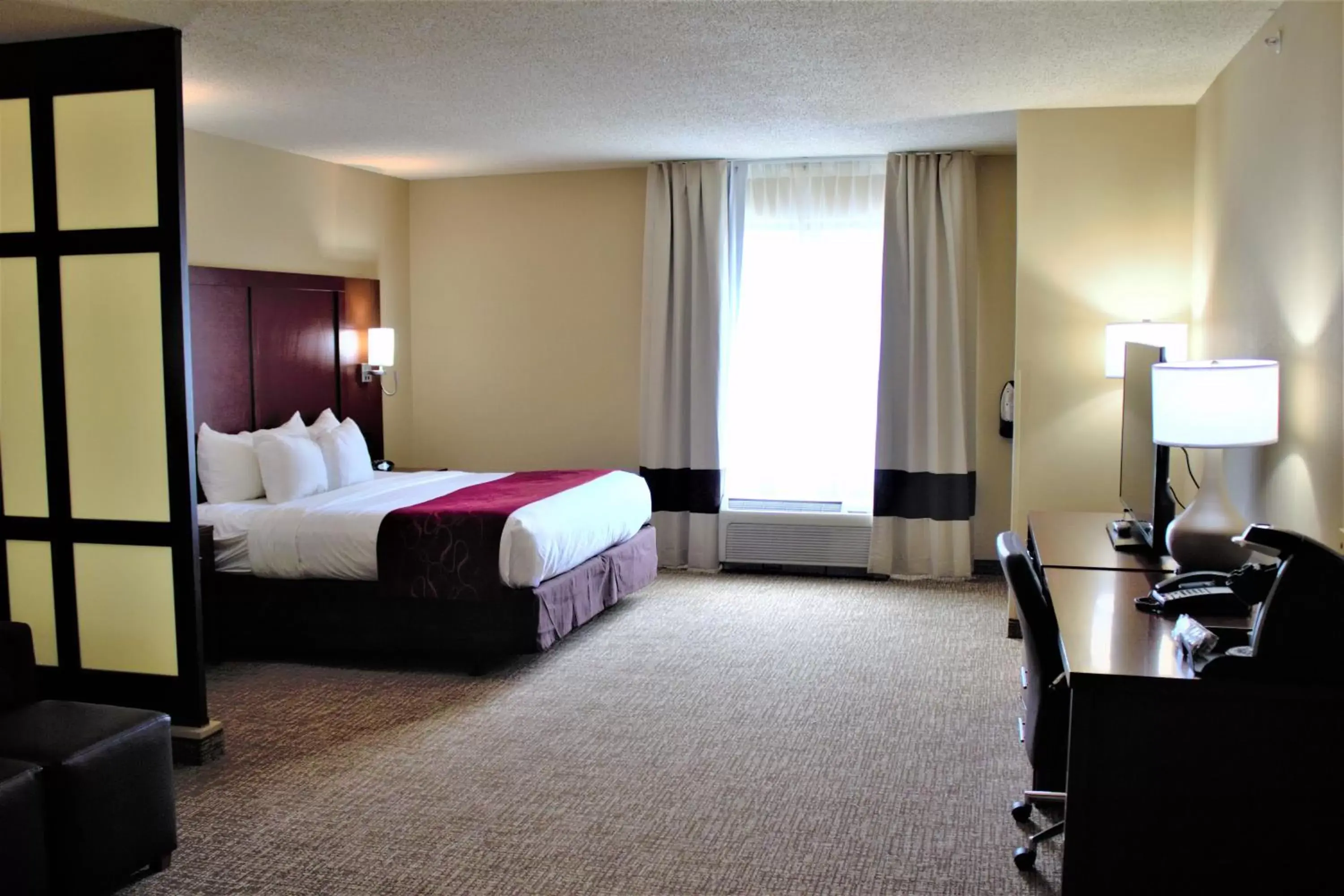 Bedroom, Bed in Comfort Suites Lake Norman - Huntersville