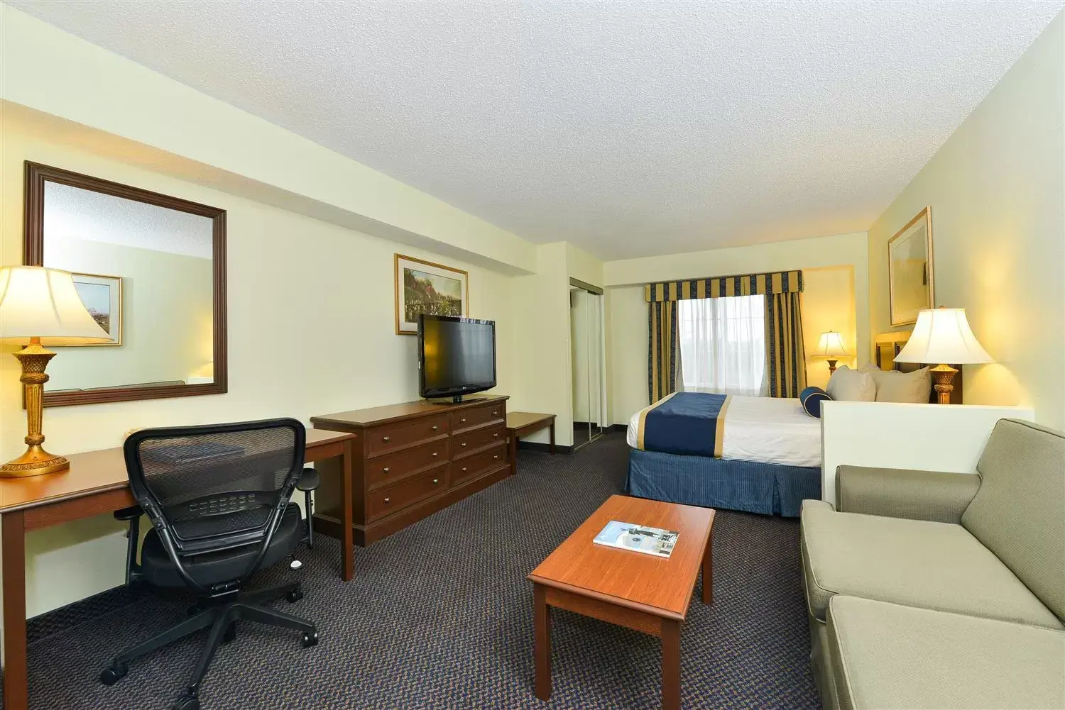 Bedroom, Seating Area in Best Western Plus Crossroads Inn & Suites