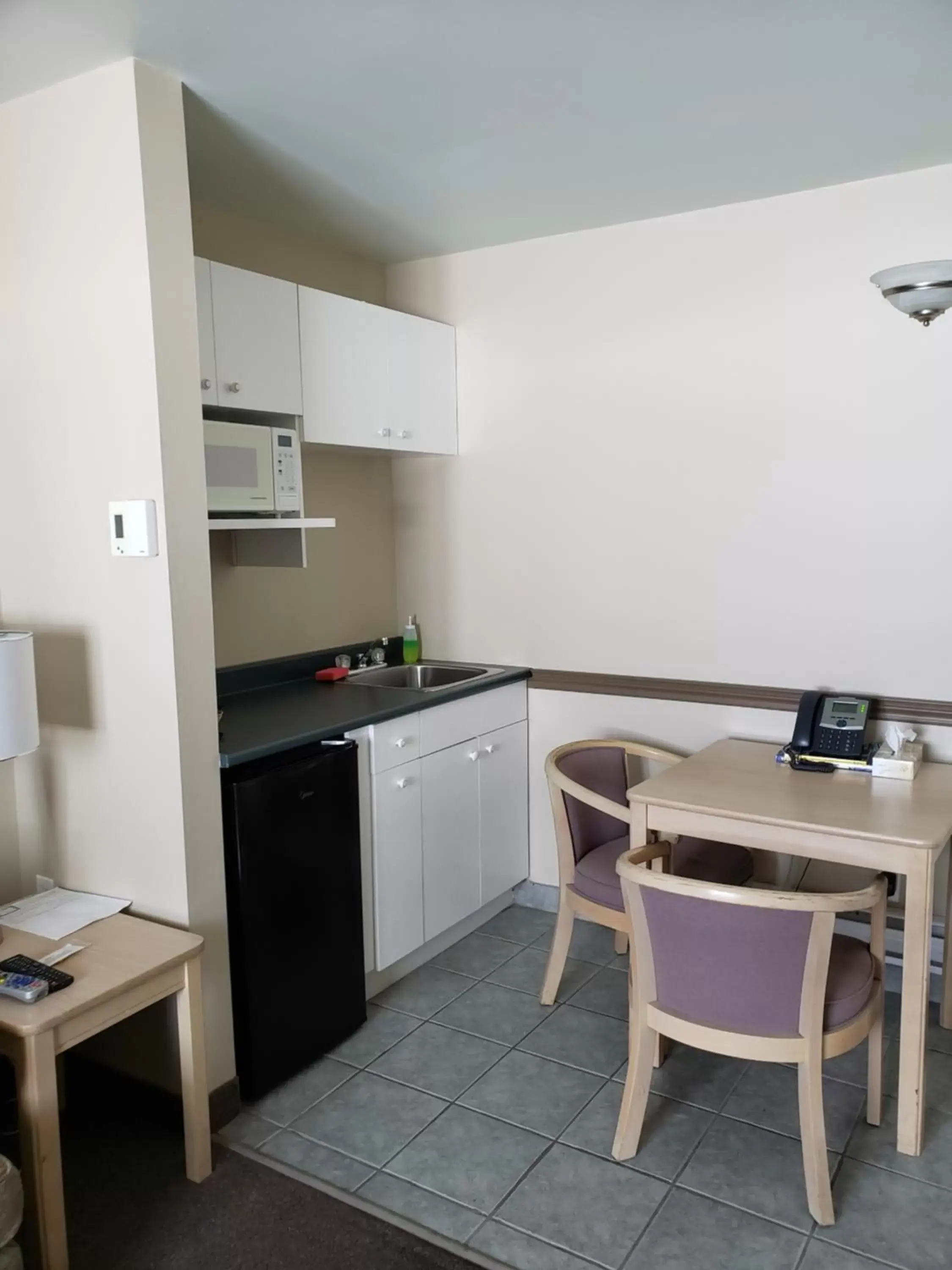 Kitchen/Kitchenette in Shemron Suites Hotel