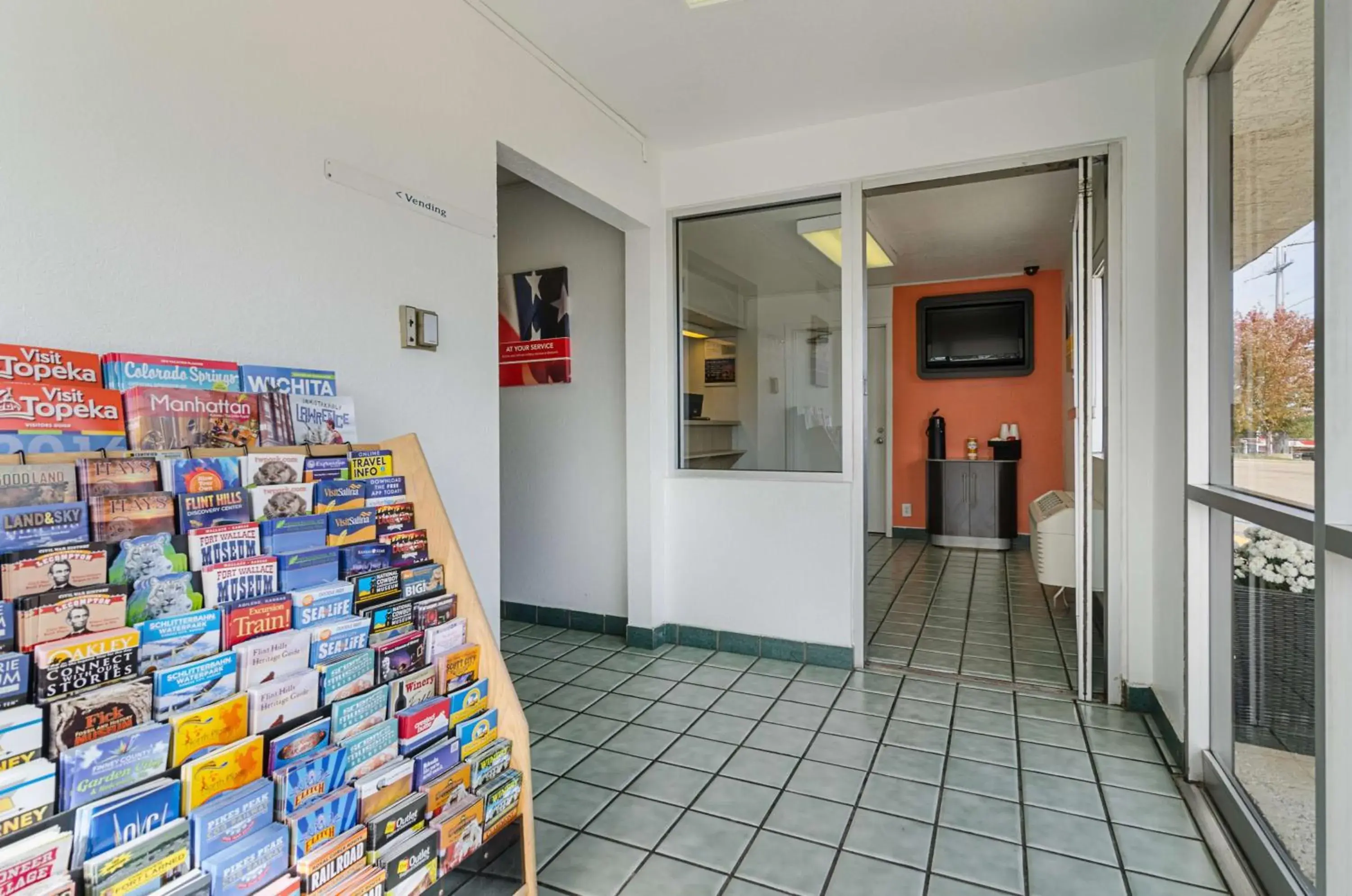 Lobby or reception in Motel 6-Topeka, KS - Northwest