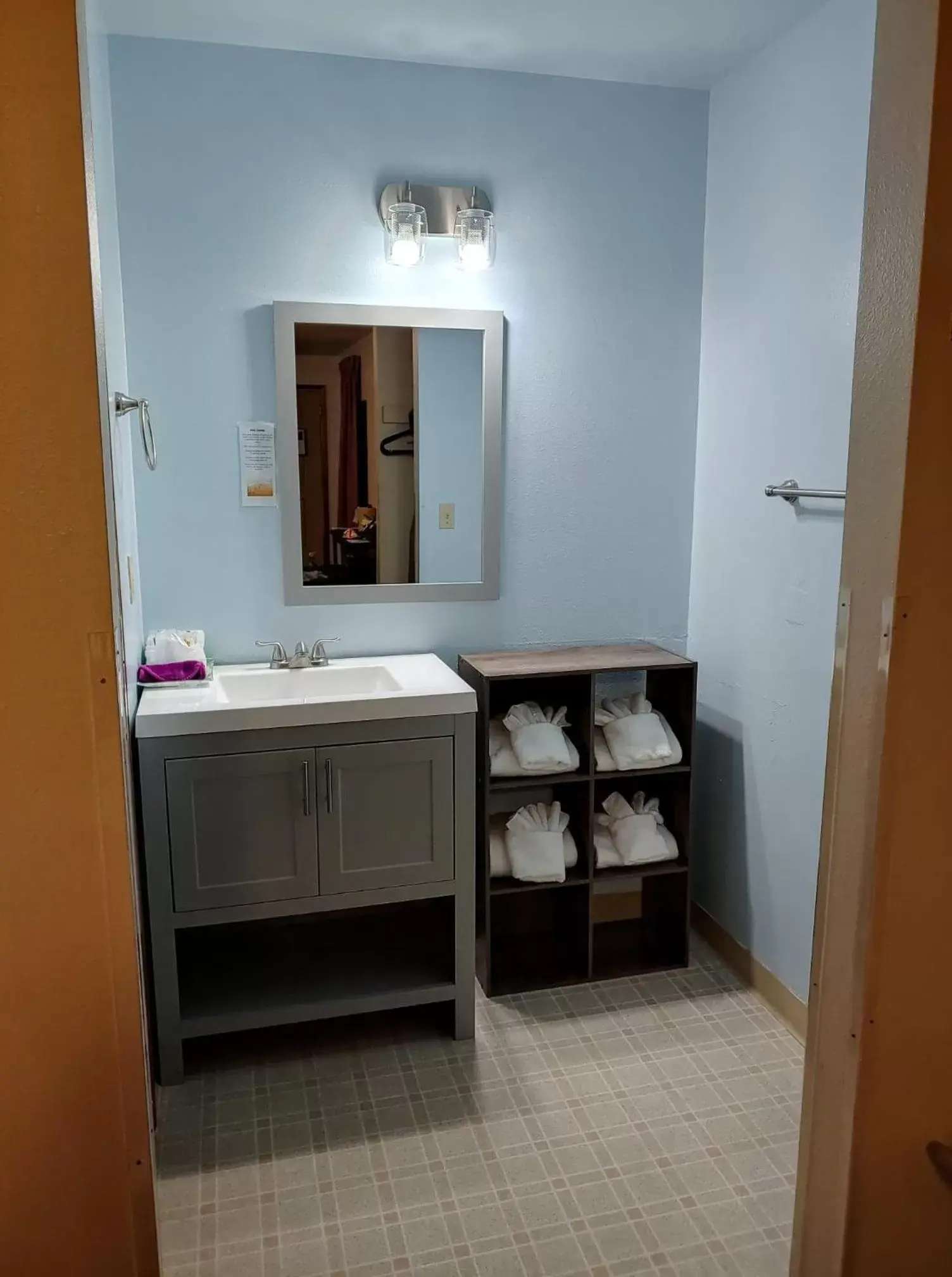 Bathroom, Kitchen/Kitchenette in Hillcrest Inn