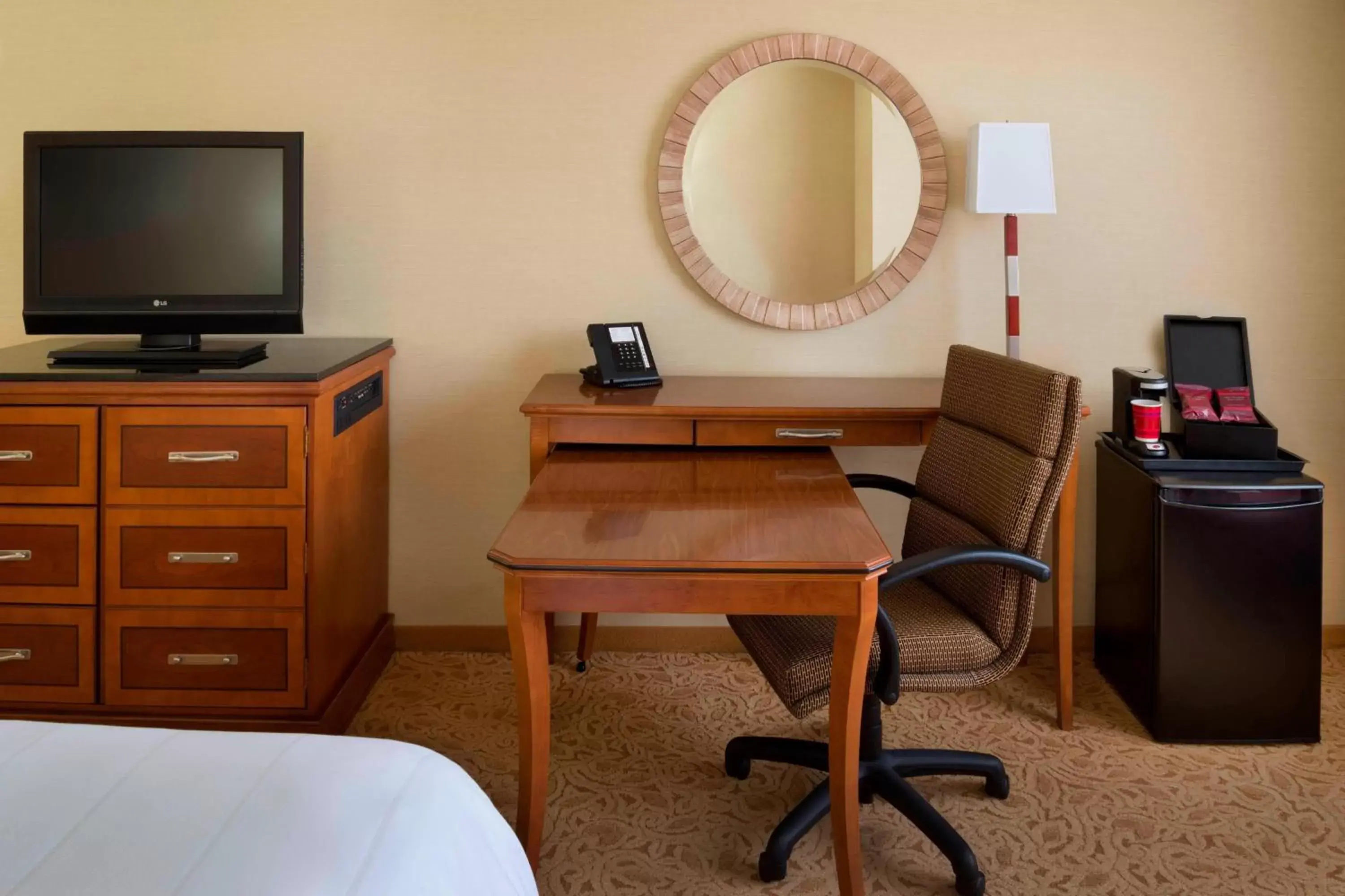 Photo of the whole room, TV/Entertainment Center in Toronto Airport Marriott Hotel