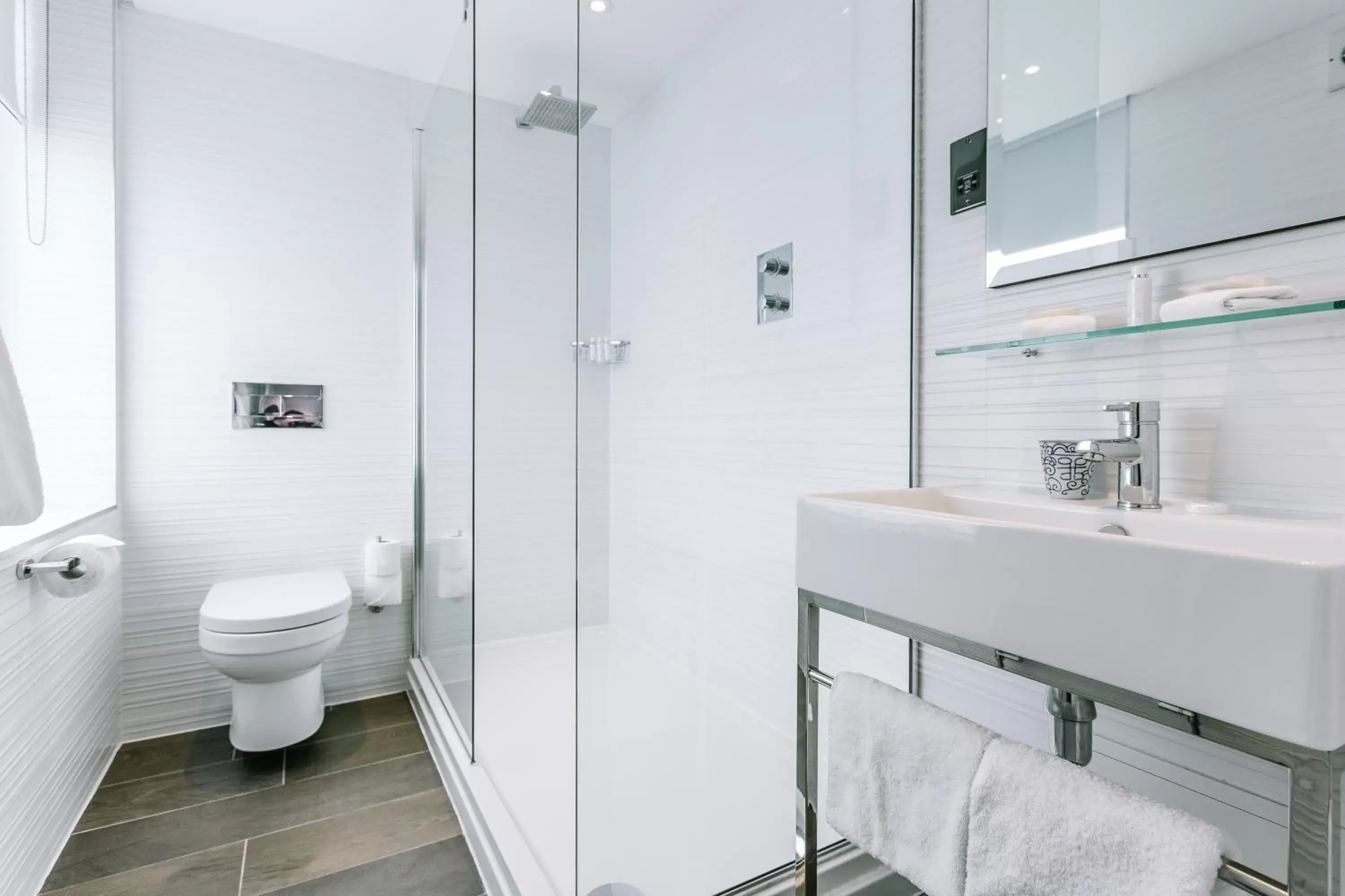 Shower, Bathroom in Murrayfield Hotel