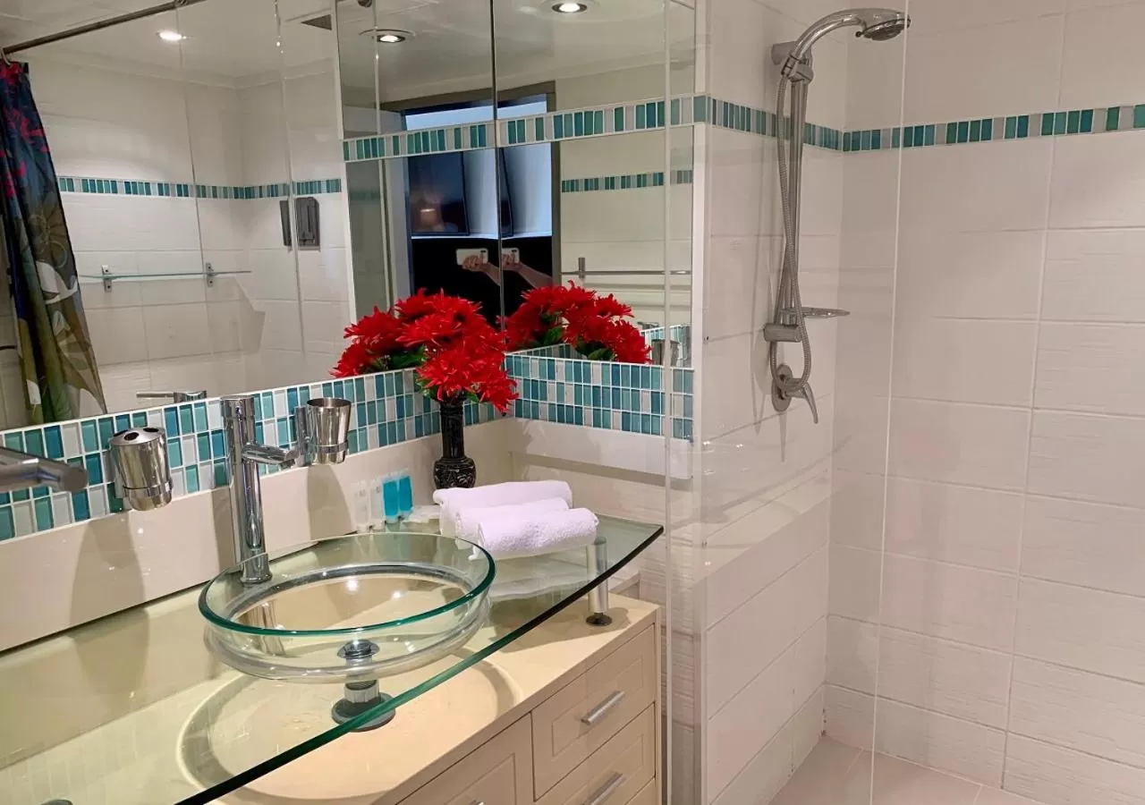 Shower in Outrigger Burleigh