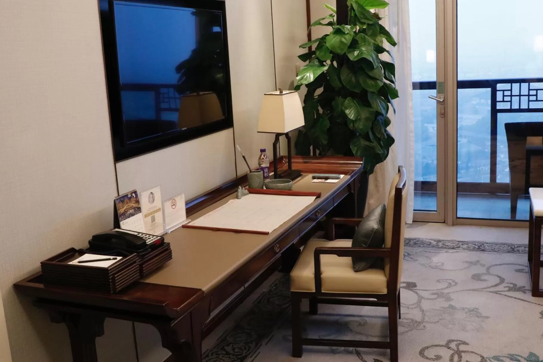 Seating area in Shangri-La Qufu