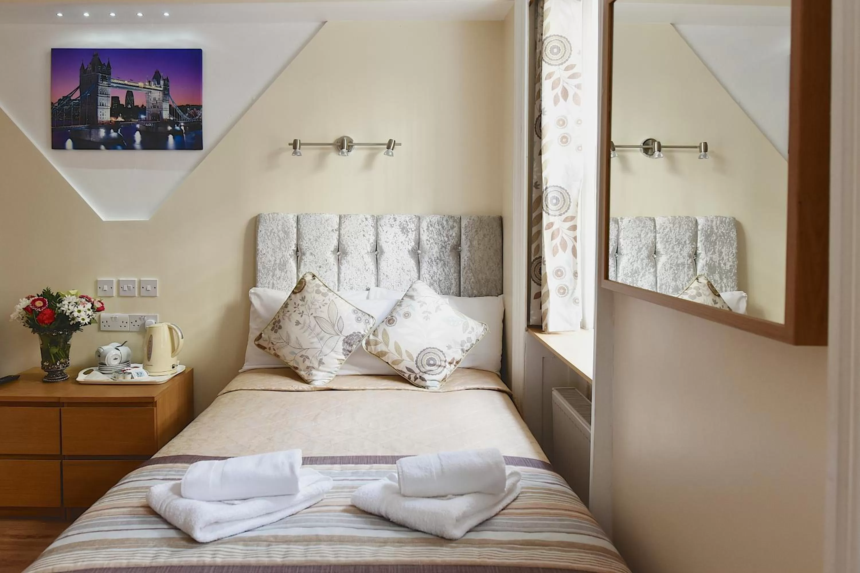 Day, Bed in Linden House Hotel