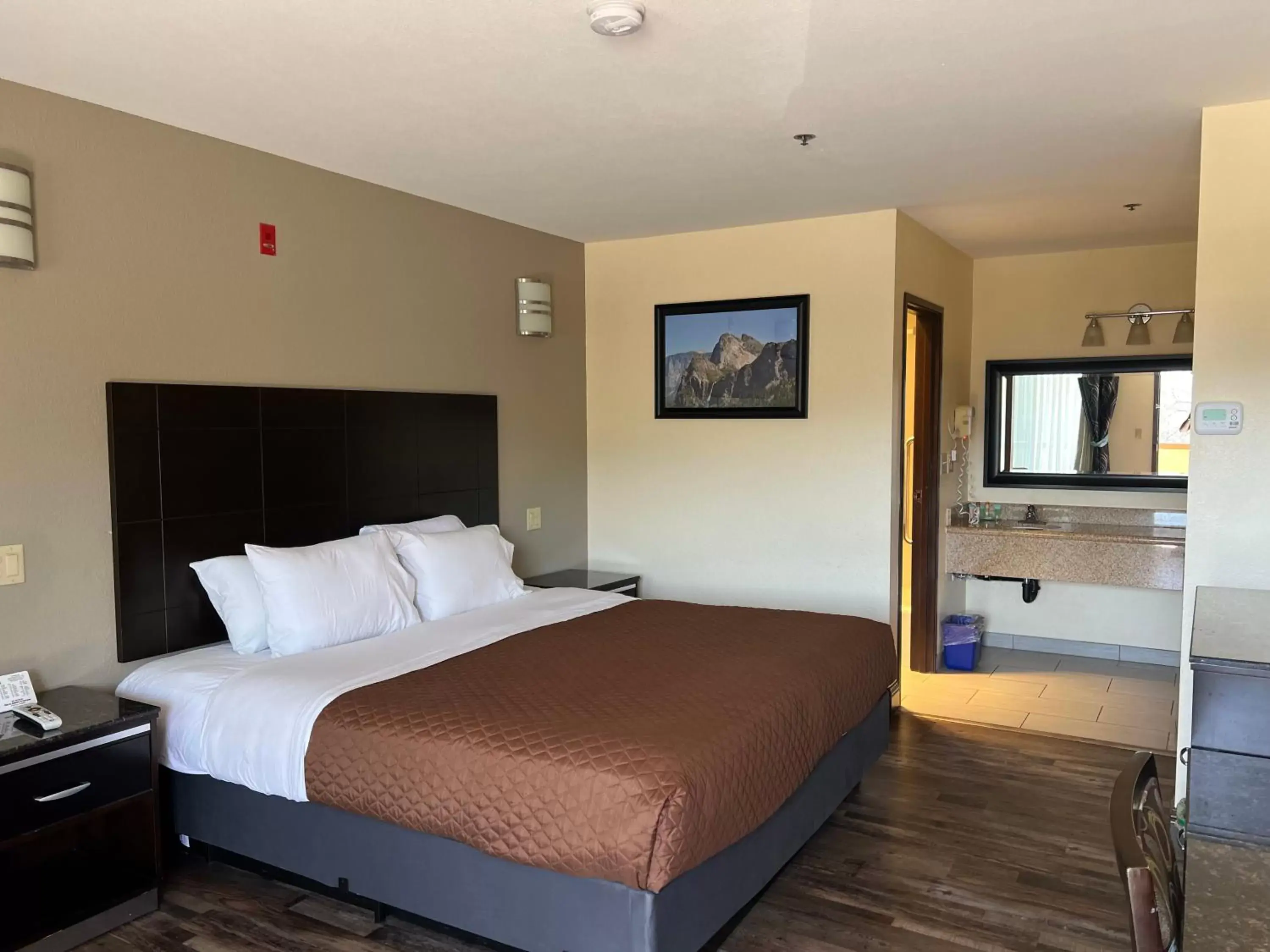 Photo of the whole room, Bed in Yosemite Sierra Inn Photo of the whole room, Bed in Yosemite Sierra Inn