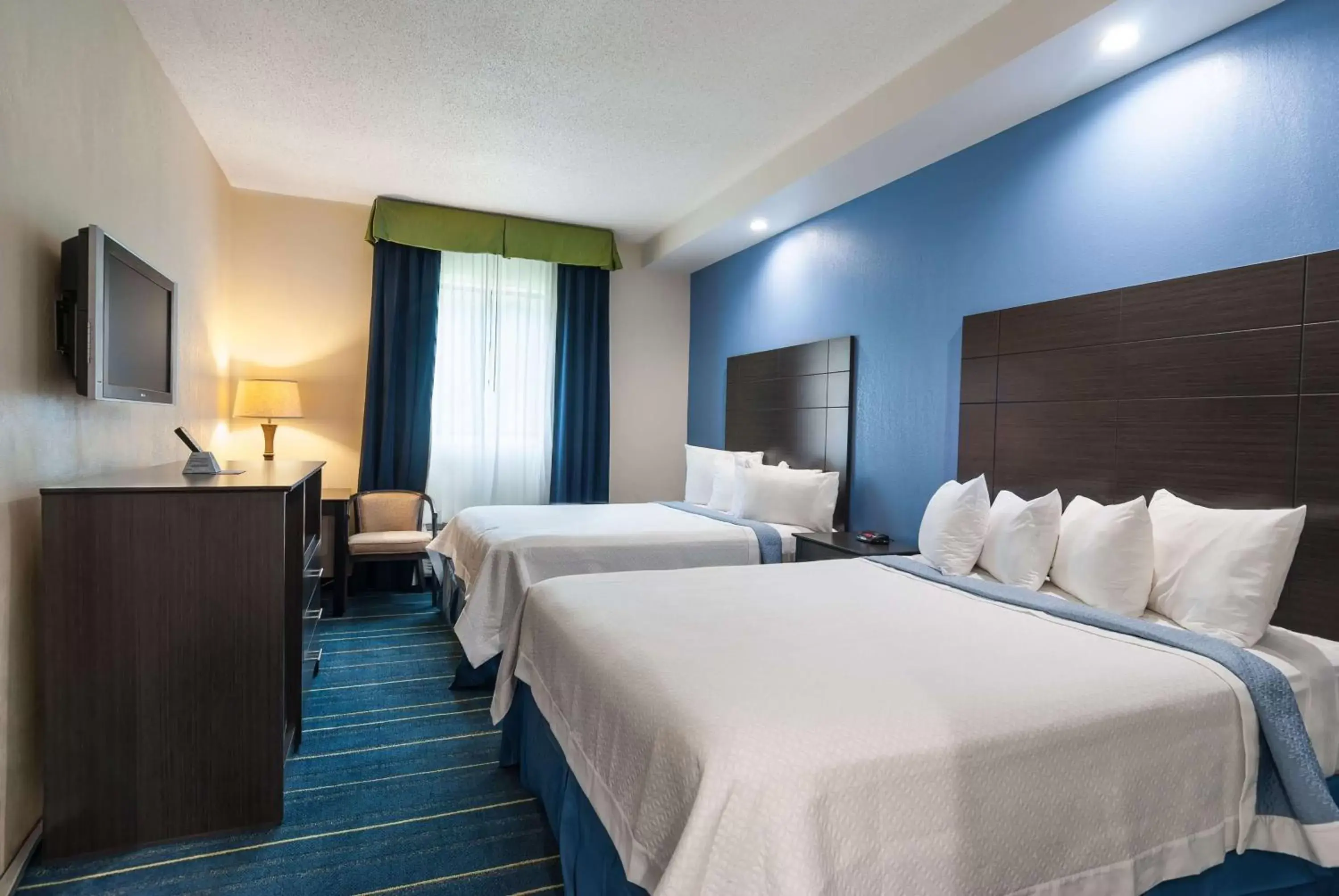 Photo of the whole room, Bed in Days Inn by Wyndham Tamworth