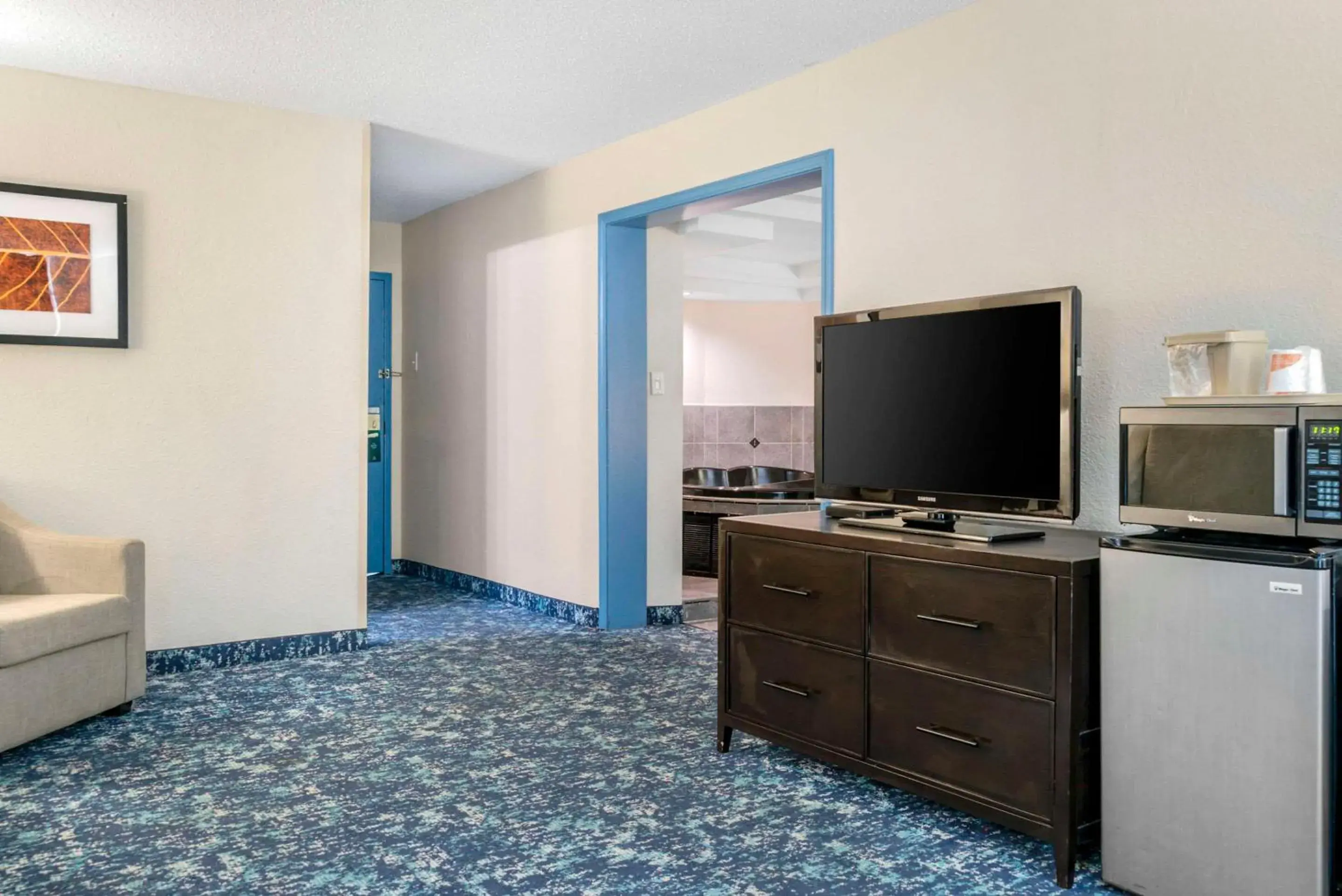 TV and multimedia, TV/Entertainment Center in Quality Inn & Suites Banquet Center