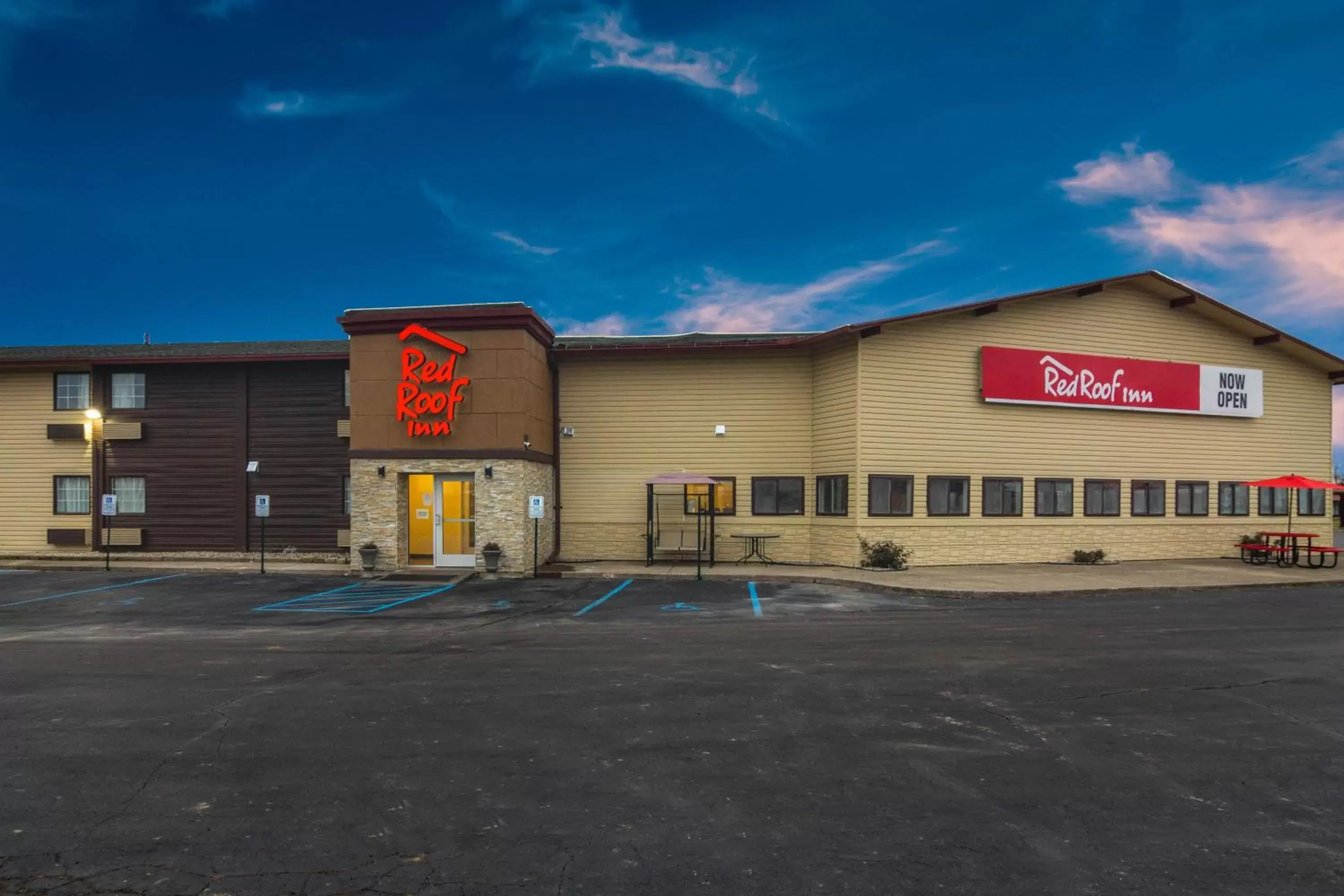 Property Building in Red Roof Inn Perrysburg