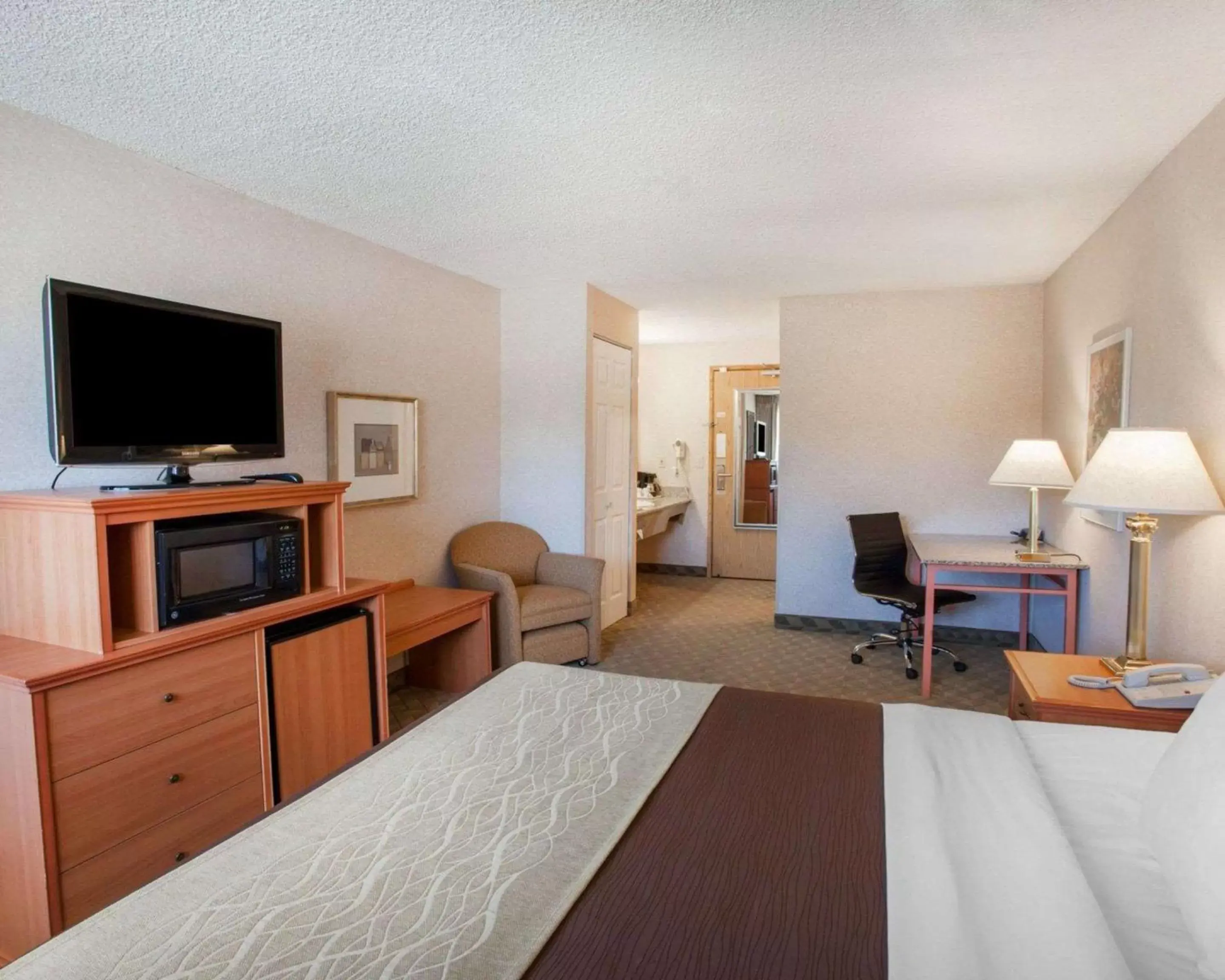 Photo of the whole room, TV/Entertainment Center in Comfort Inn Kirkland