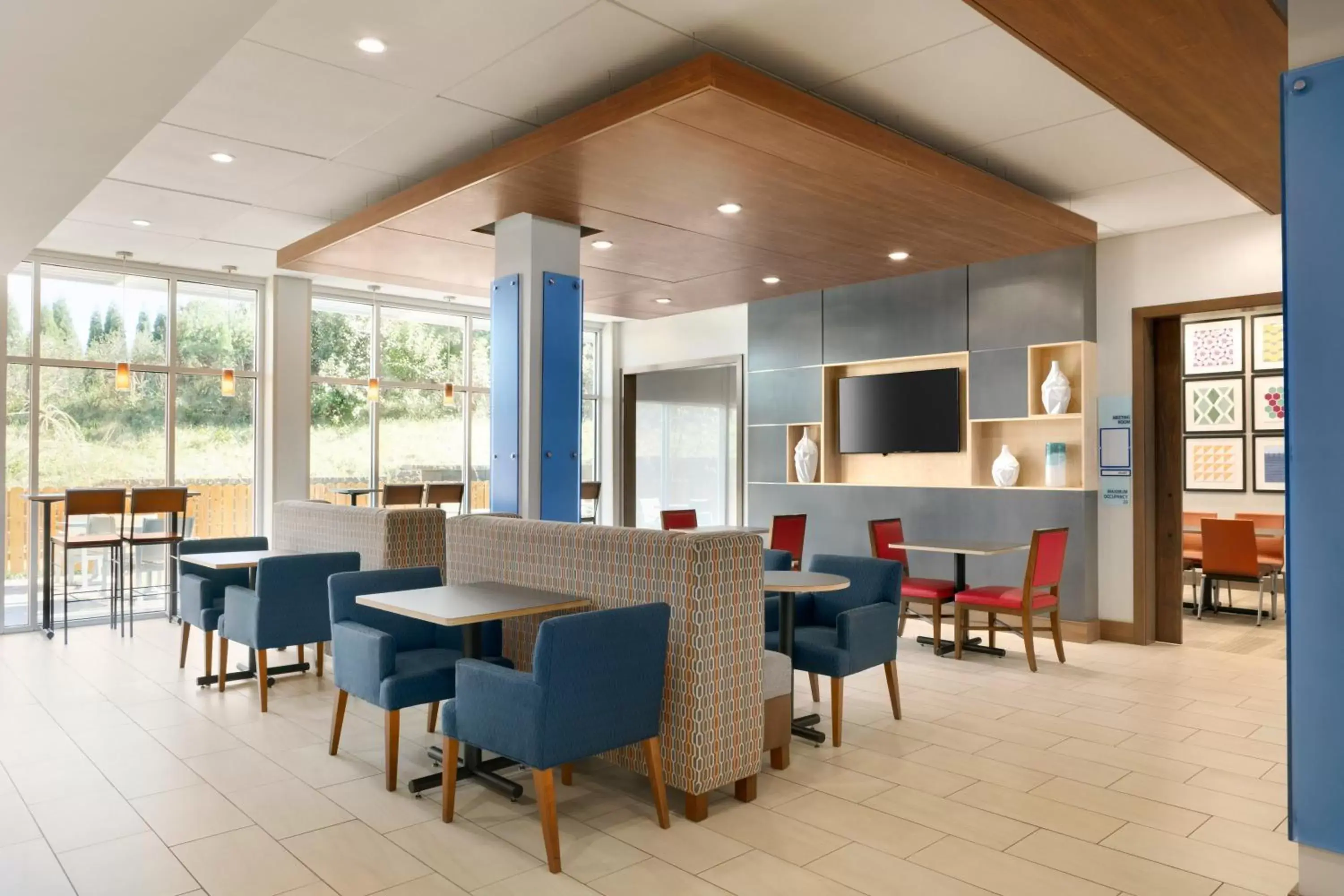 Lobby or reception, Lounge/Bar in Holiday Inn Express & Suites Salisbury, an IHG Hotel