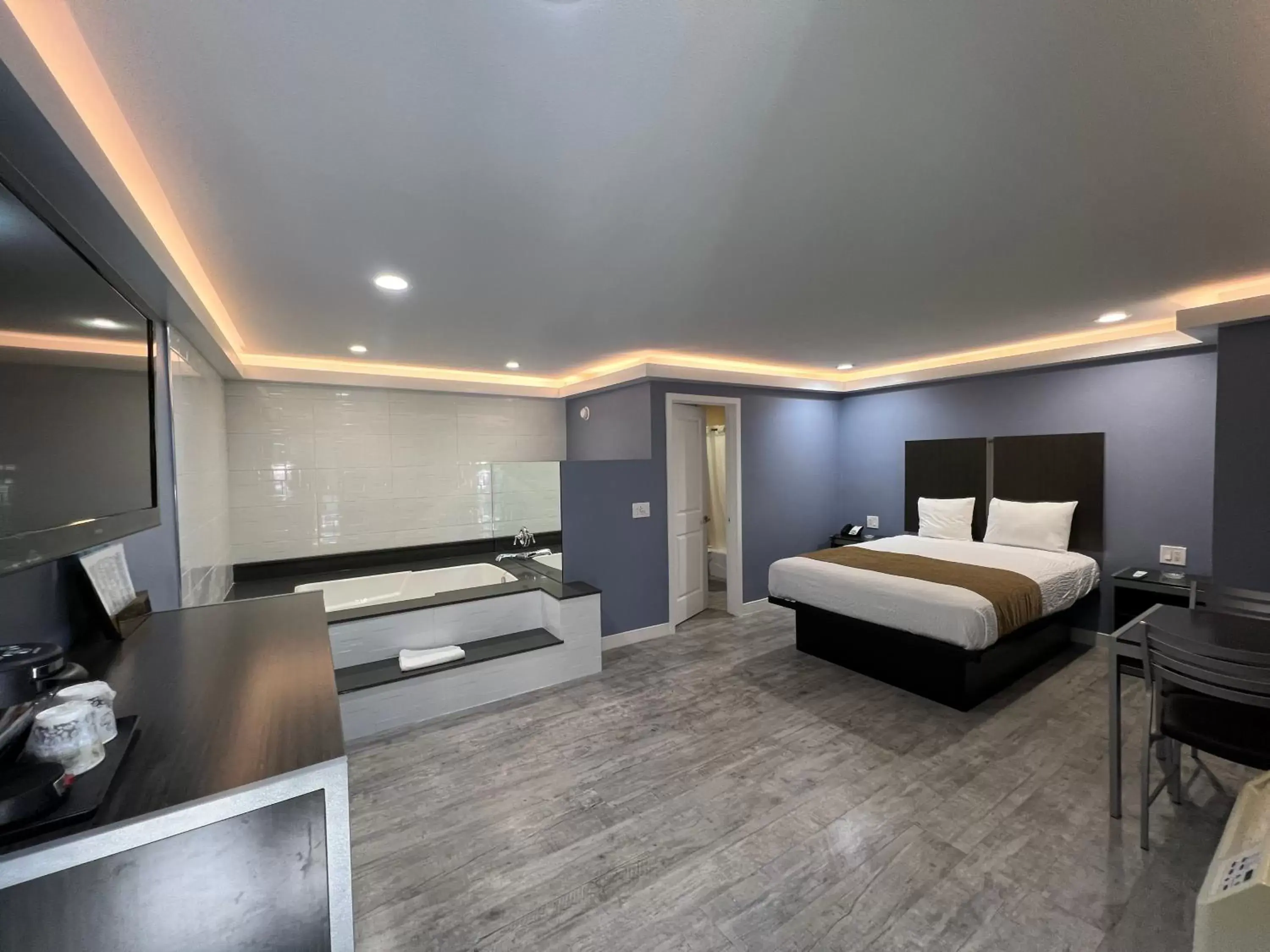 Bedroom in Deluxe Inn Hawthorne/ LAX