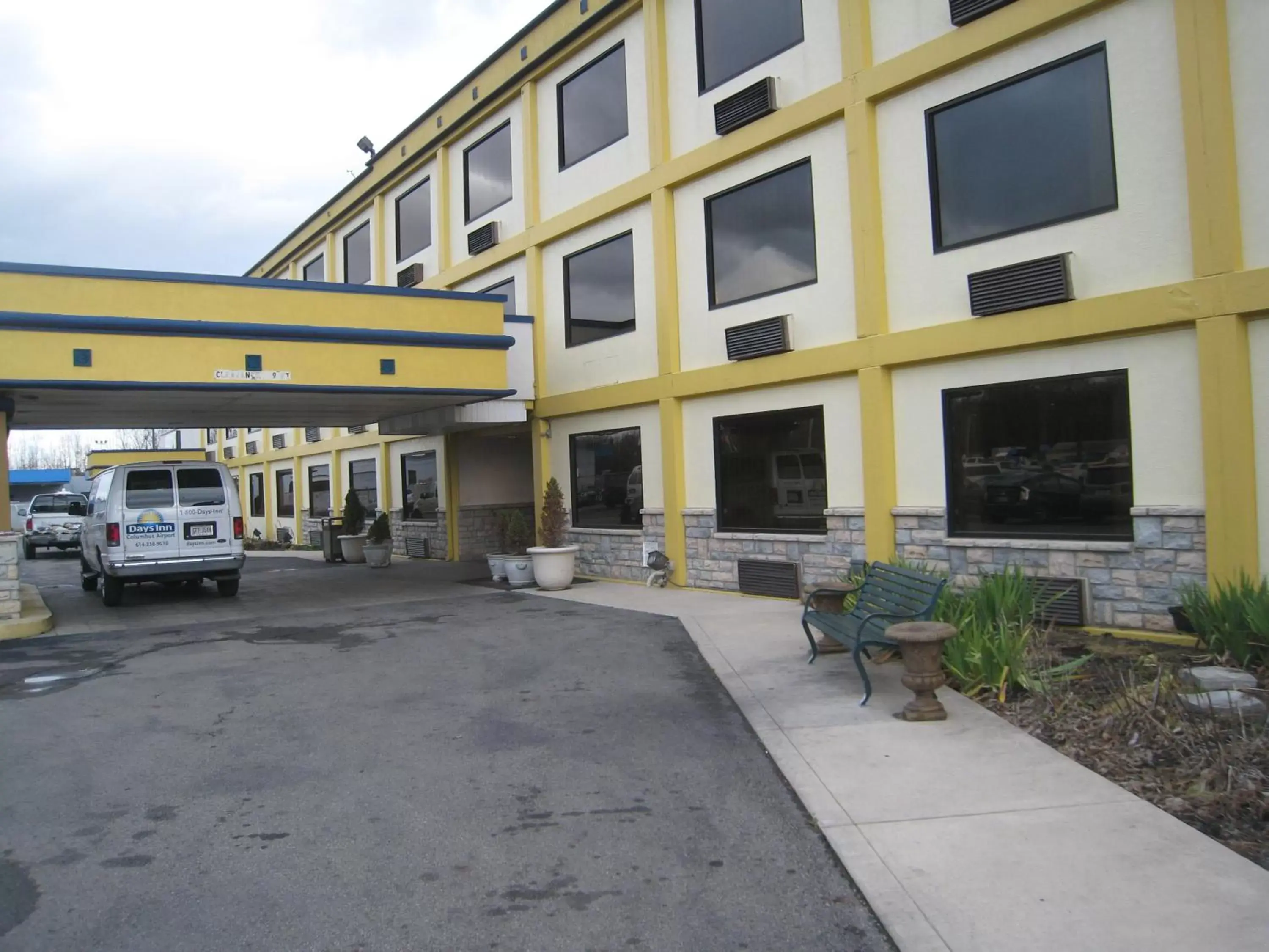 Facade/entrance in Days Inn by Wyndham Columbus Airport Facade/entrance in Days Inn by Wyndham Columbus Airport