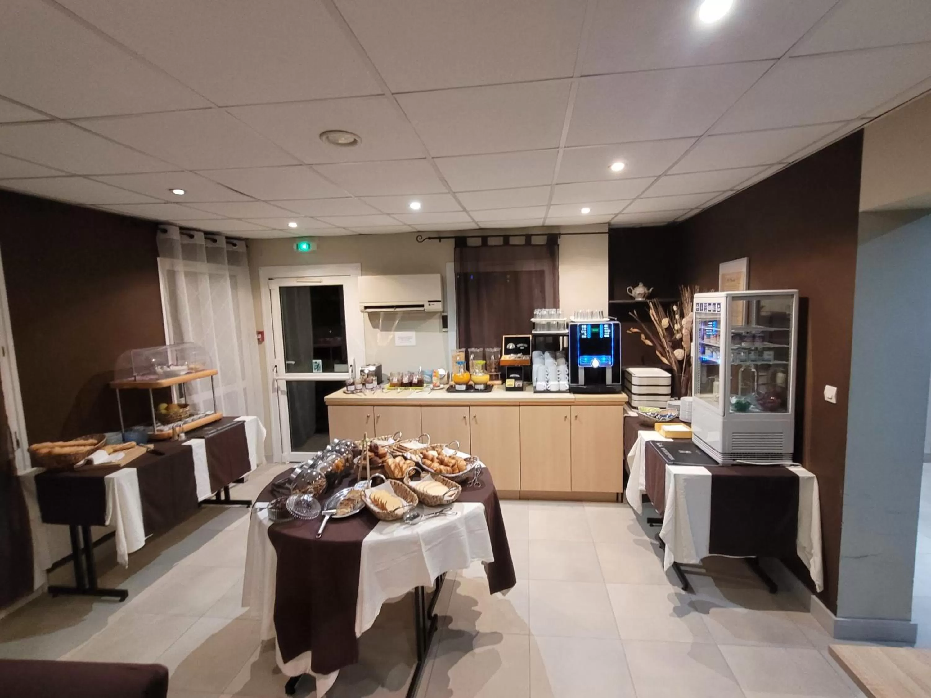 Food and drinks in Hôtel Le Cosy Blois Villebarou