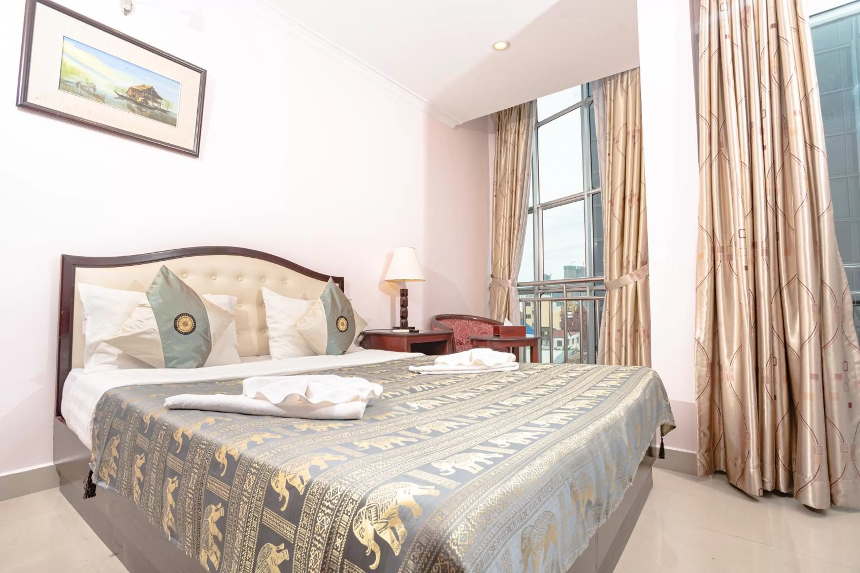 Bed in Silver Mounts Hotel