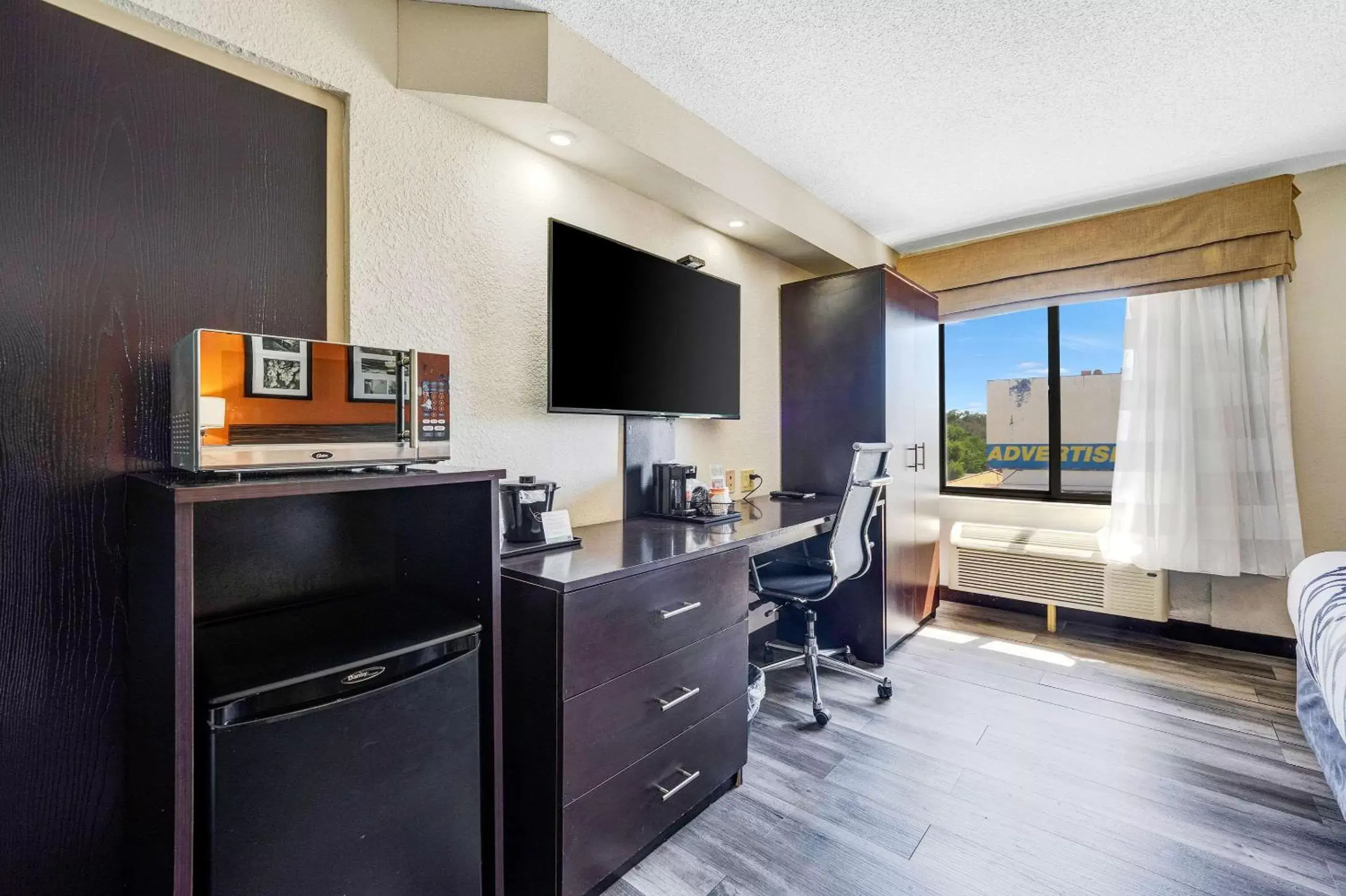 Photo of the whole room, TV/Entertainment Center in Sleep Inn Leesburg Chain of Lakes