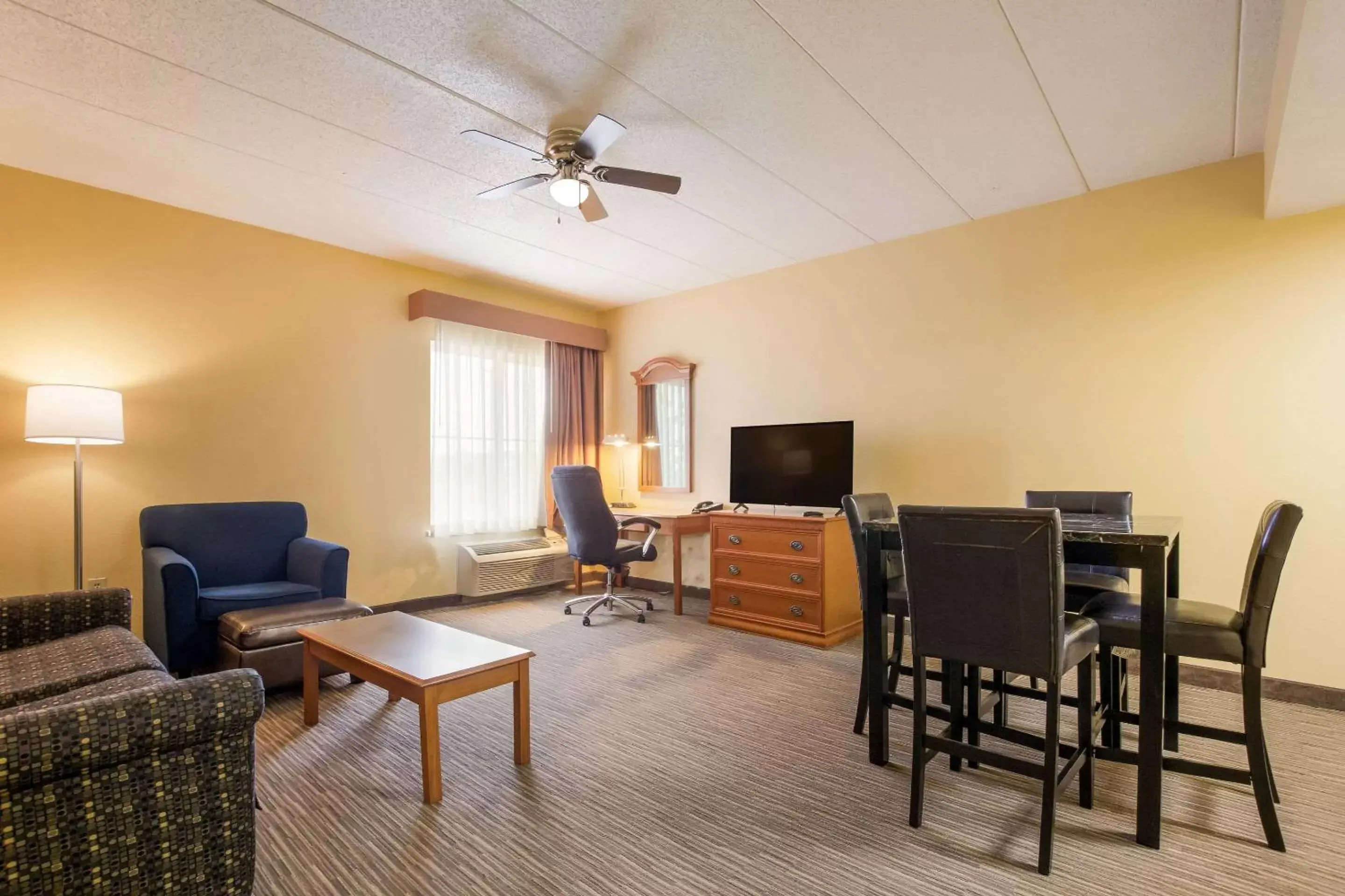 Bedroom, Seating Area in Quality Inn & Suites CVG Airport