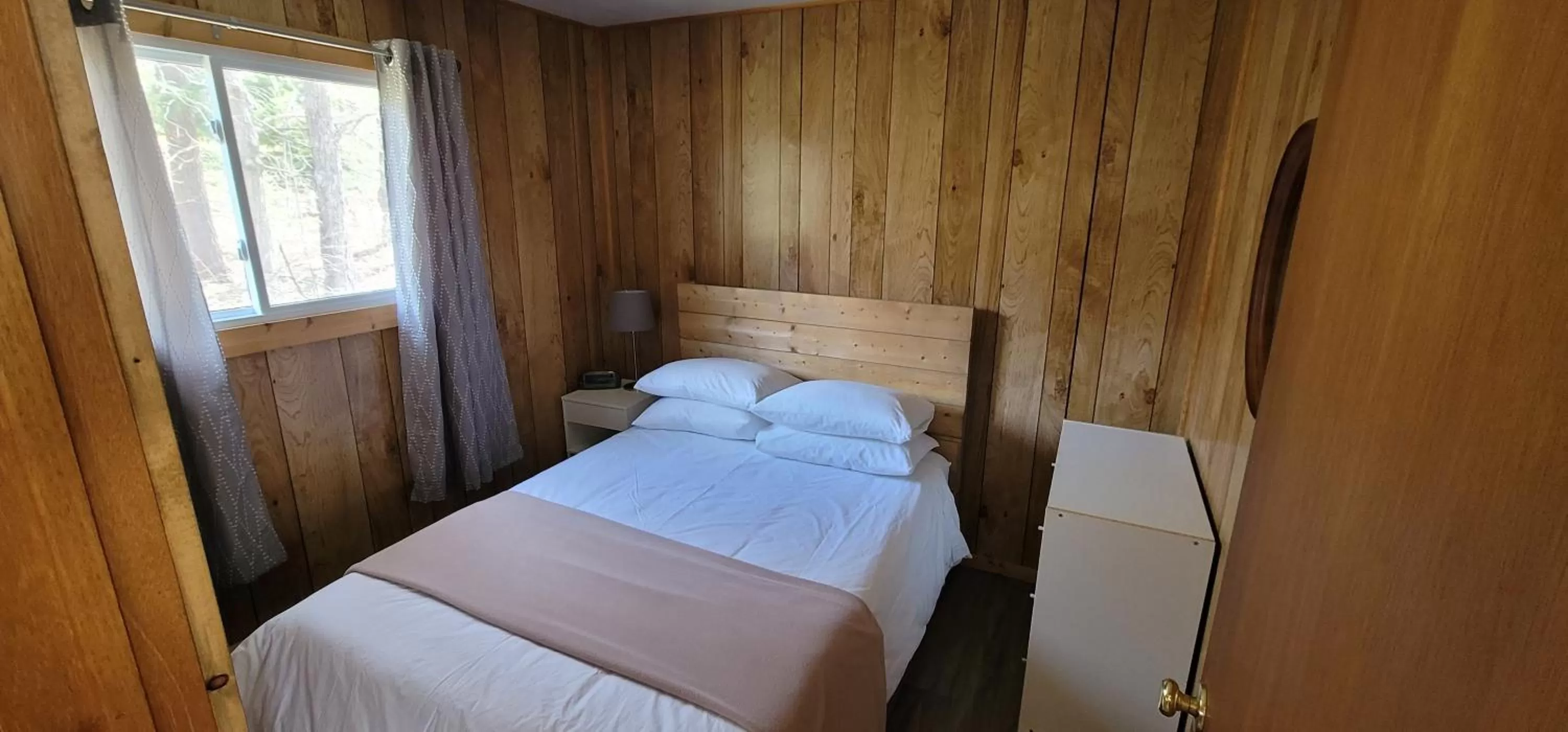 Bedroom in Parkway Cottage Resort and Trading Post
