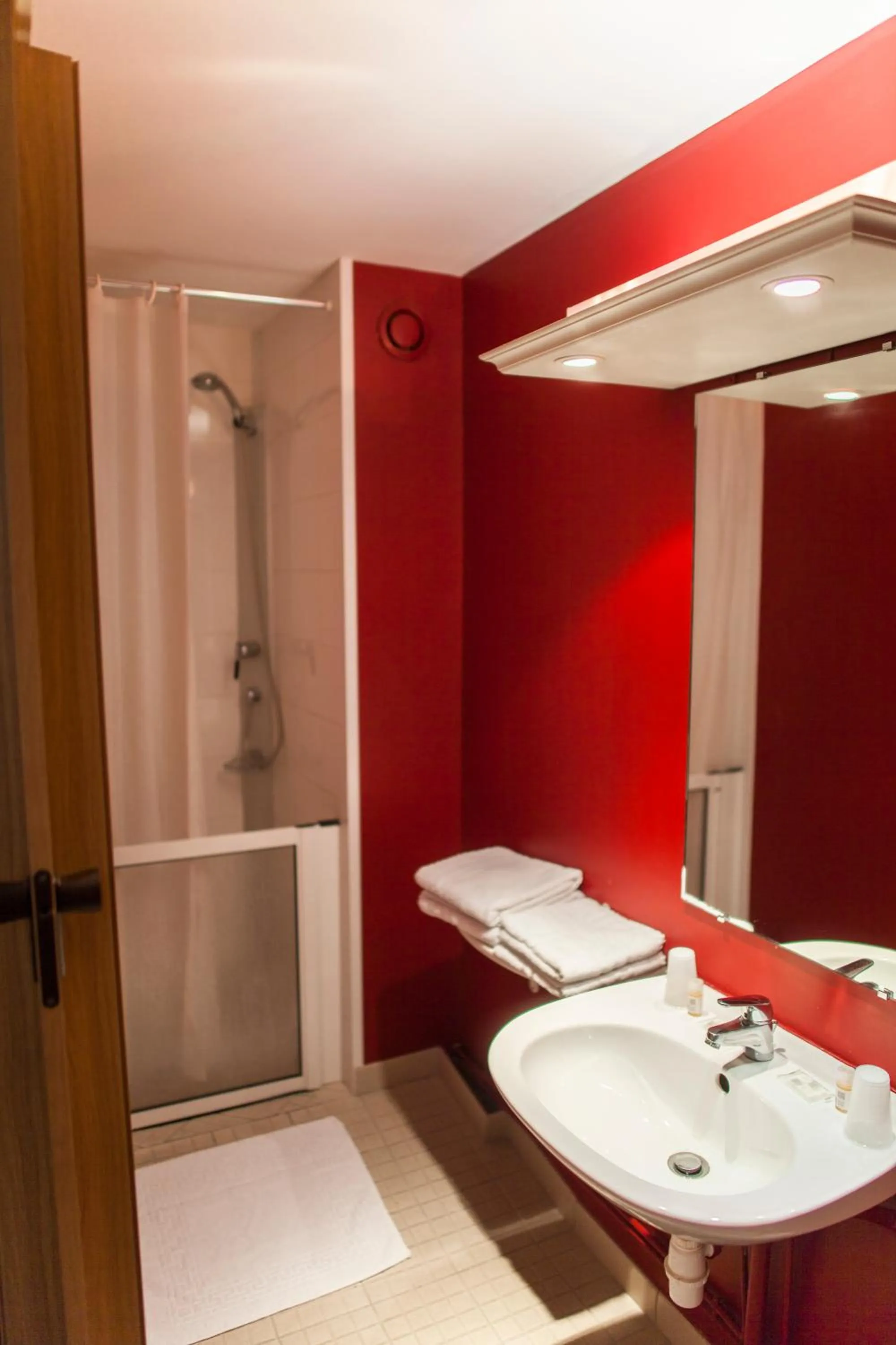 Bathroom in The Originals City, Le Cottage Hôtel, Bruay-la-Buissière