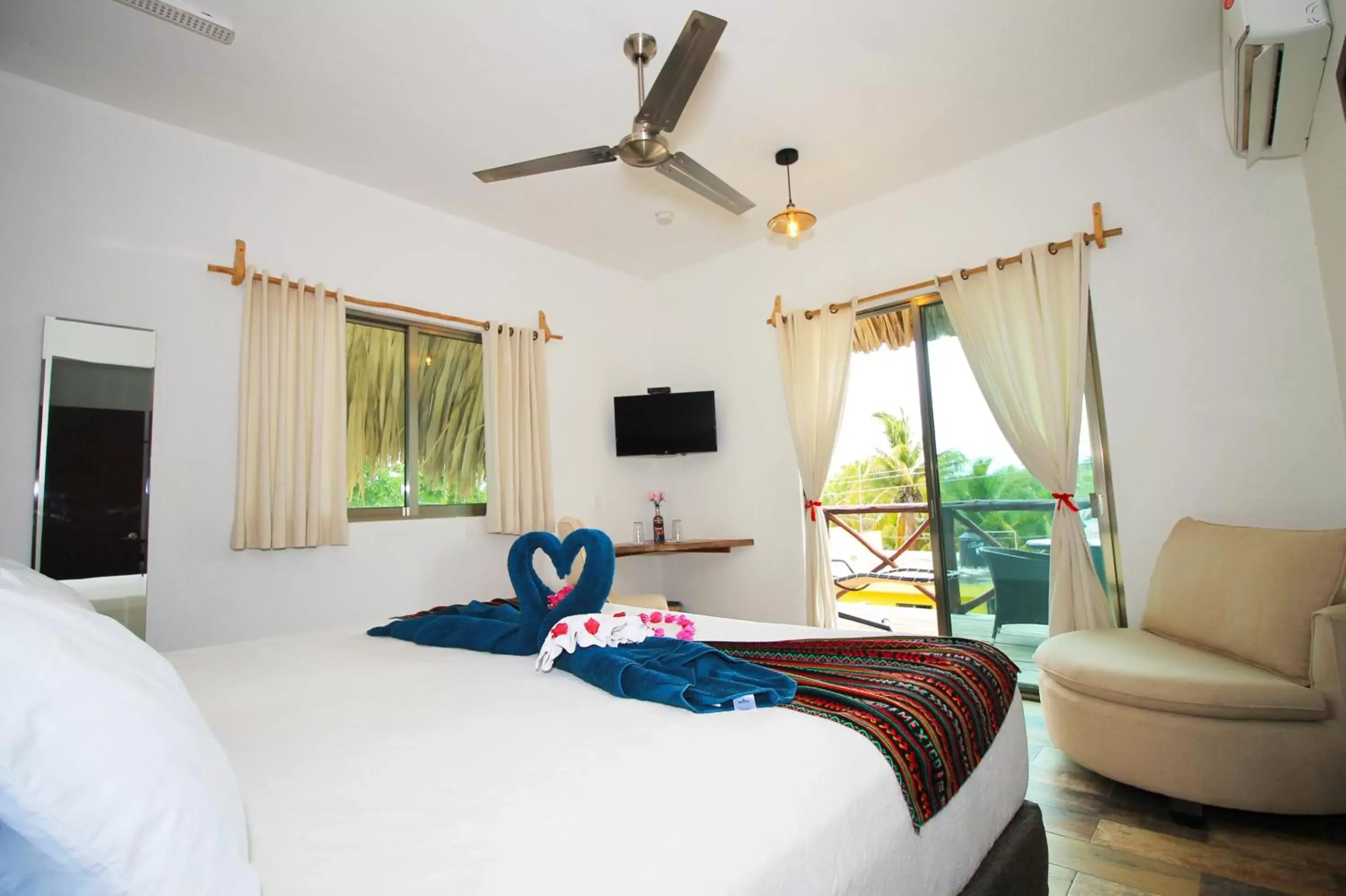 Photo of the whole room in Hotel Pancho Villas Bacalar Vista a Laguna