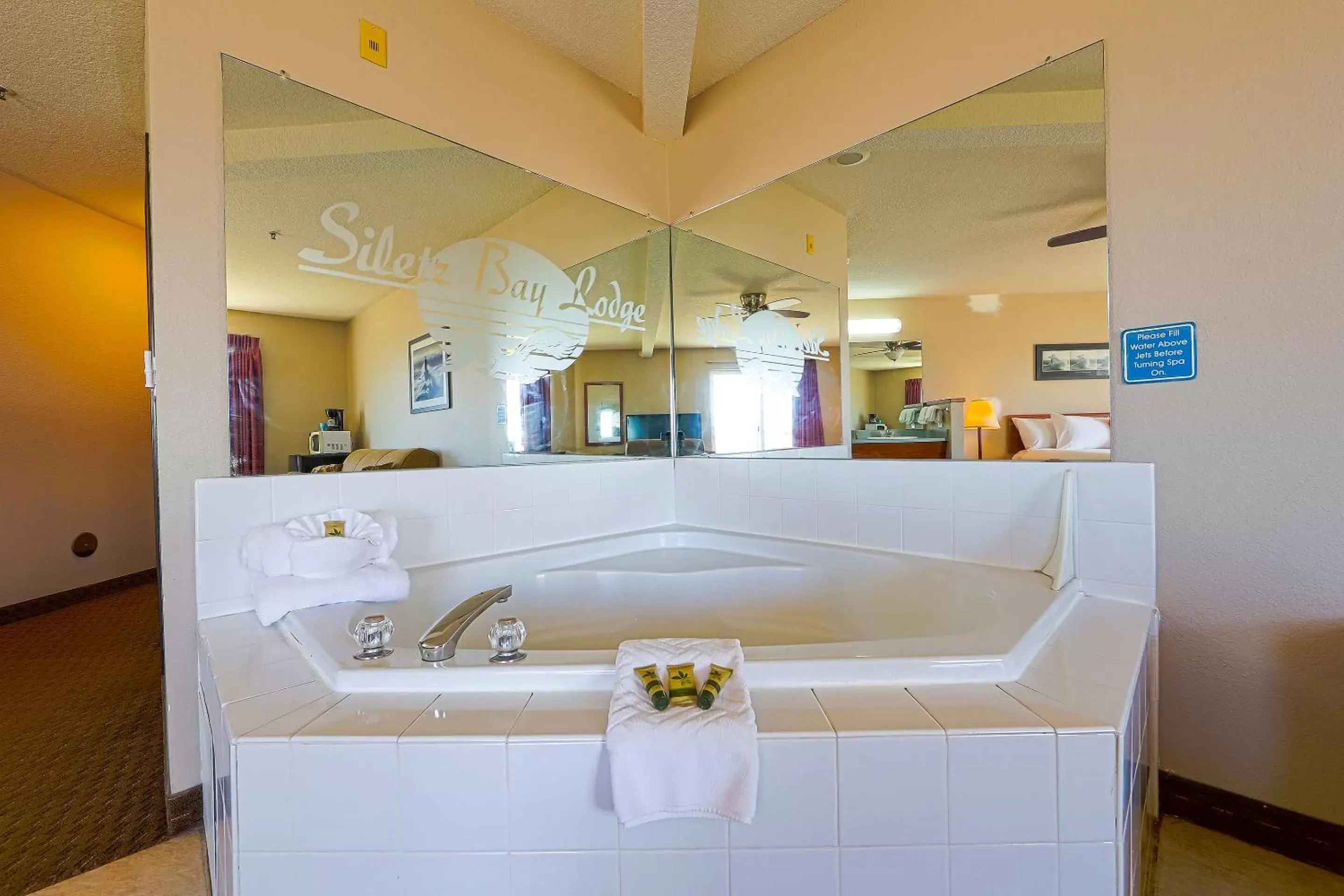 Hot Tub in Siletz Bay Beachfront Hotel by OYO Lincoln City