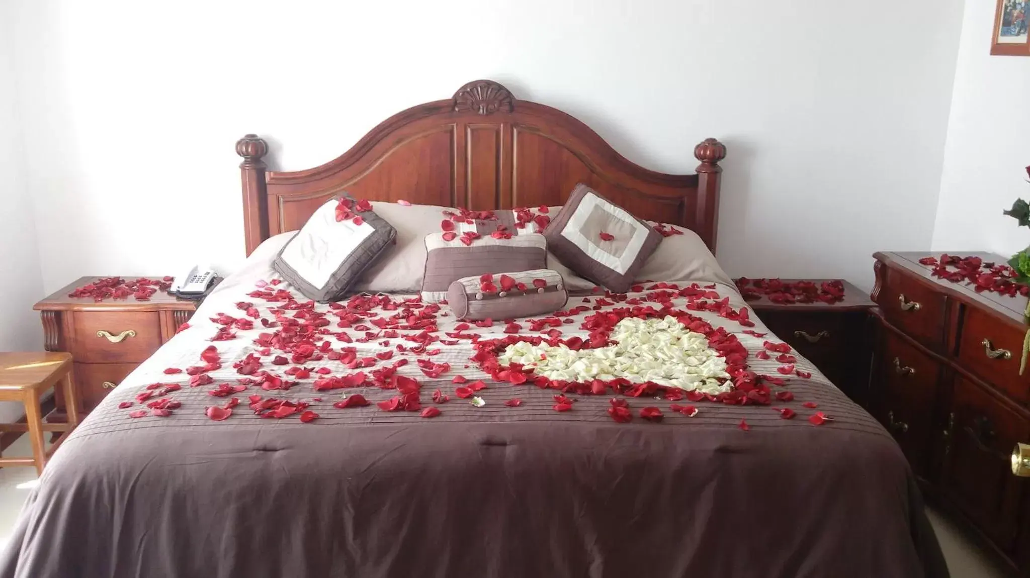wedding, Bed in La Aurora Hotel Like Home