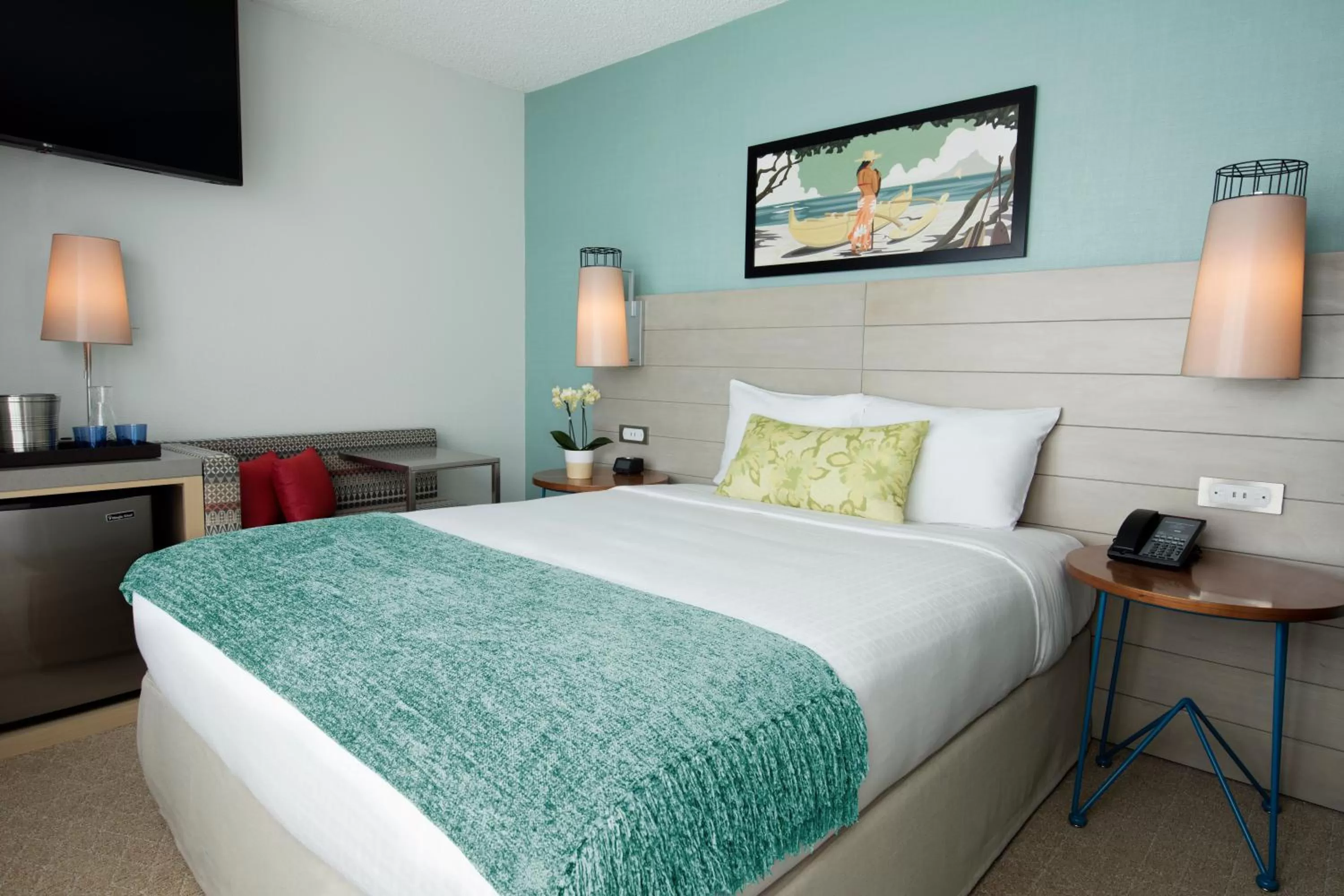 Bed in Queen Kapiolani Hotel