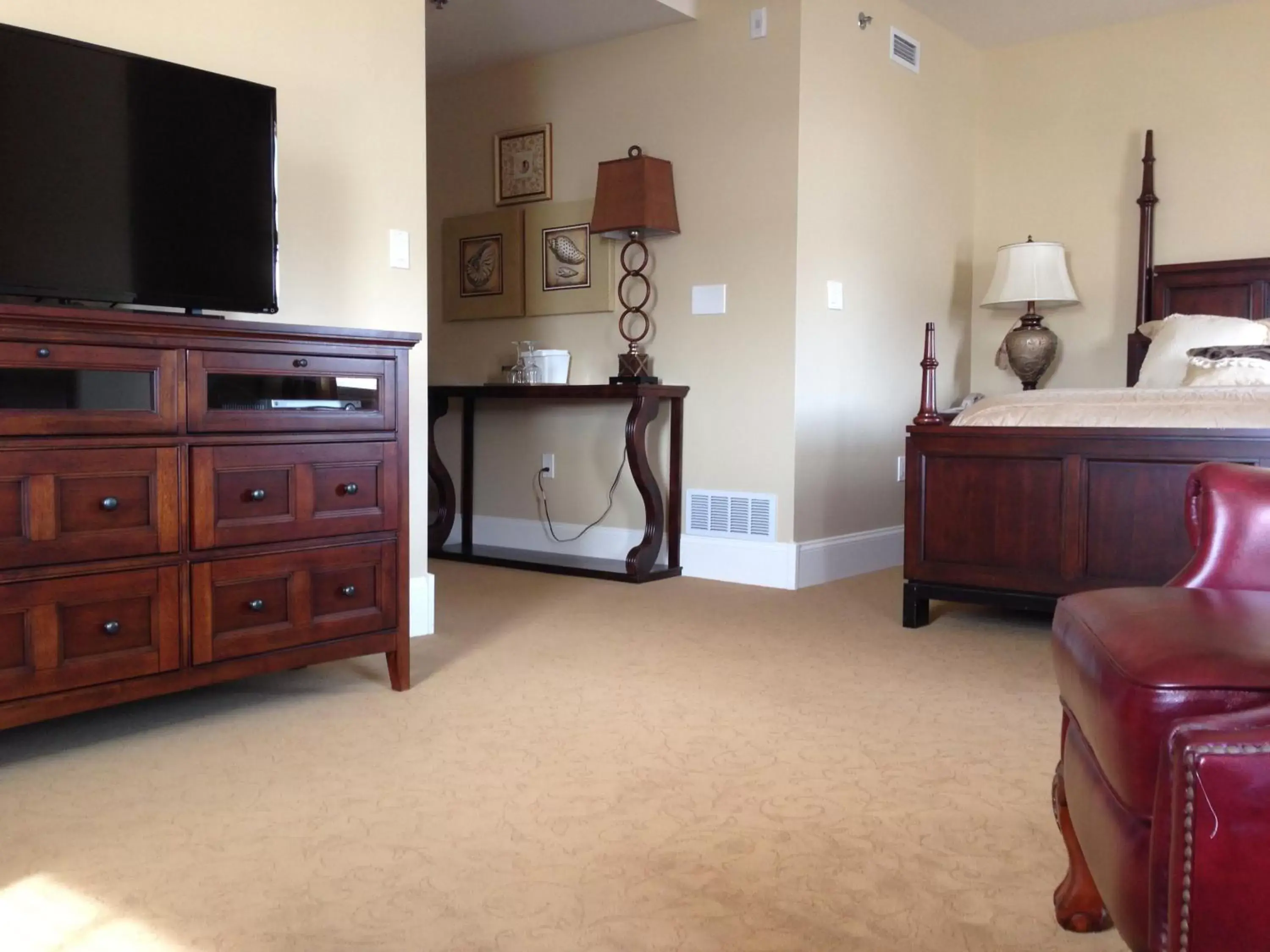 Photo of the whole room, TV/Entertainment Center in Grant Hall Hotel