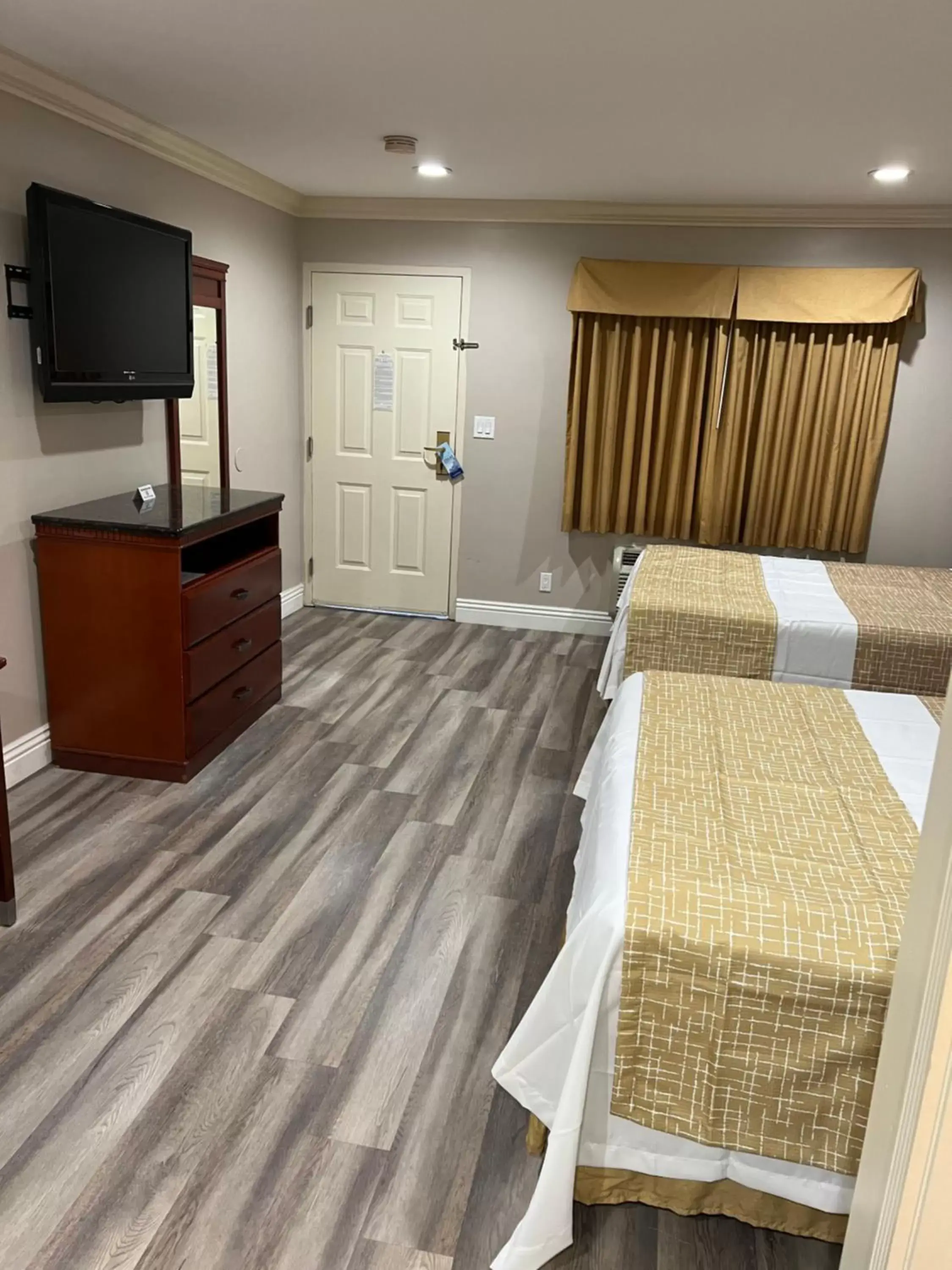 Bed in Travelodge by Wyndham Brea Bed in Travelodge by Wyndham Brea