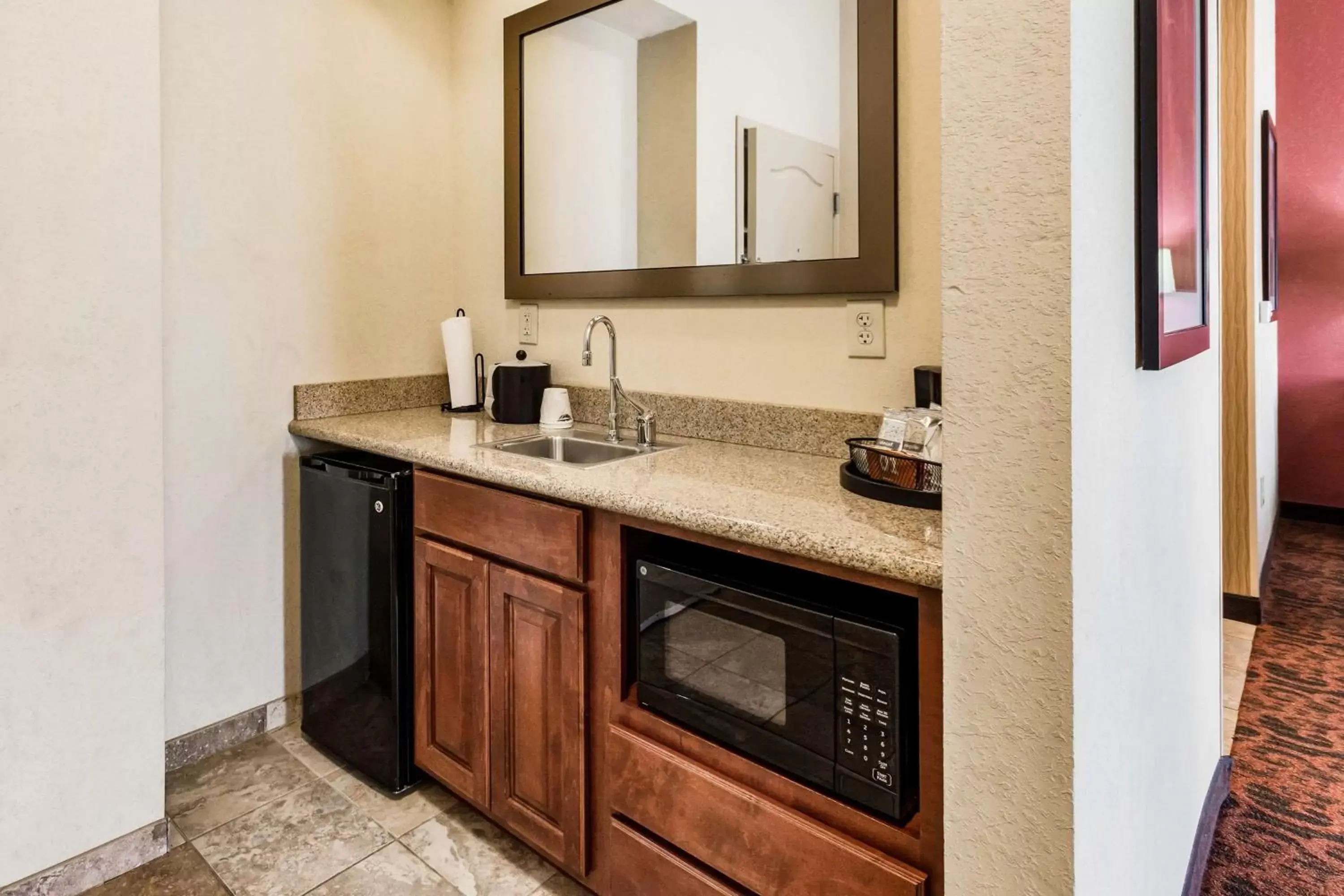 Photo of the whole room, Kitchen/Kitchenette in Hampton Inn Derby-Wichita Southeast