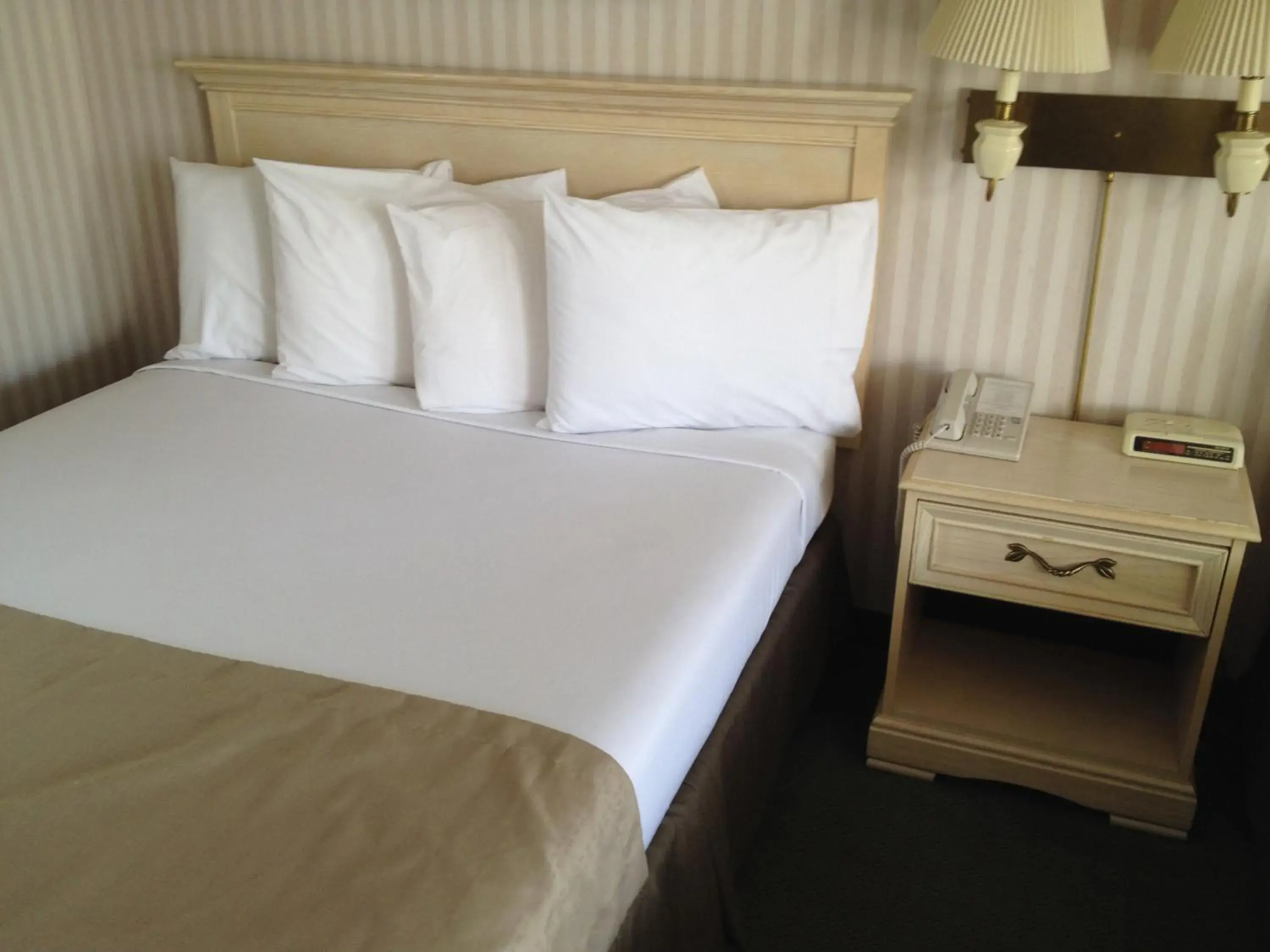 Bed, Room Photo in Parkside Inn Bridgeview