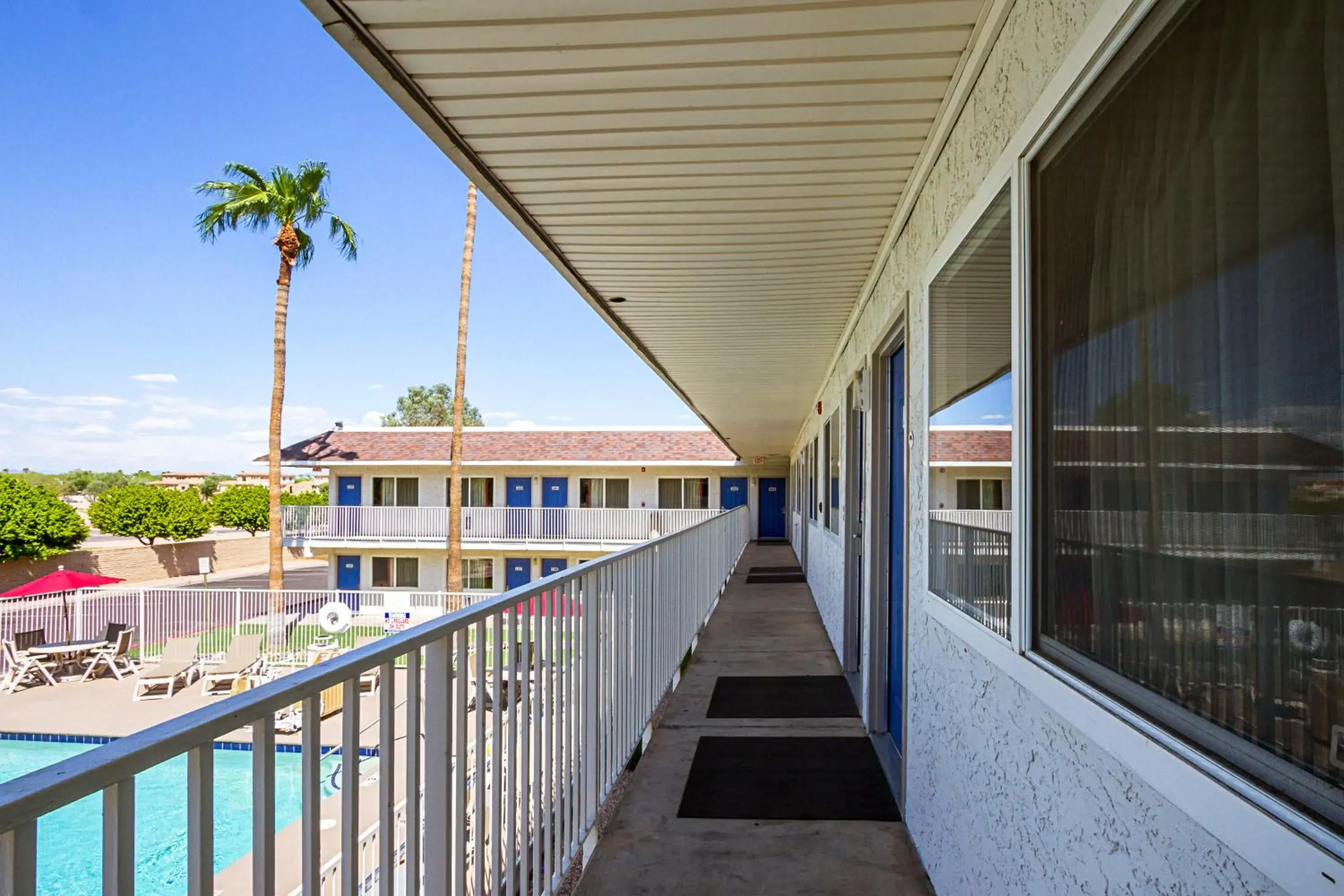 Facade/entrance, Balcony/Terrace in Motel 6 Mesa North