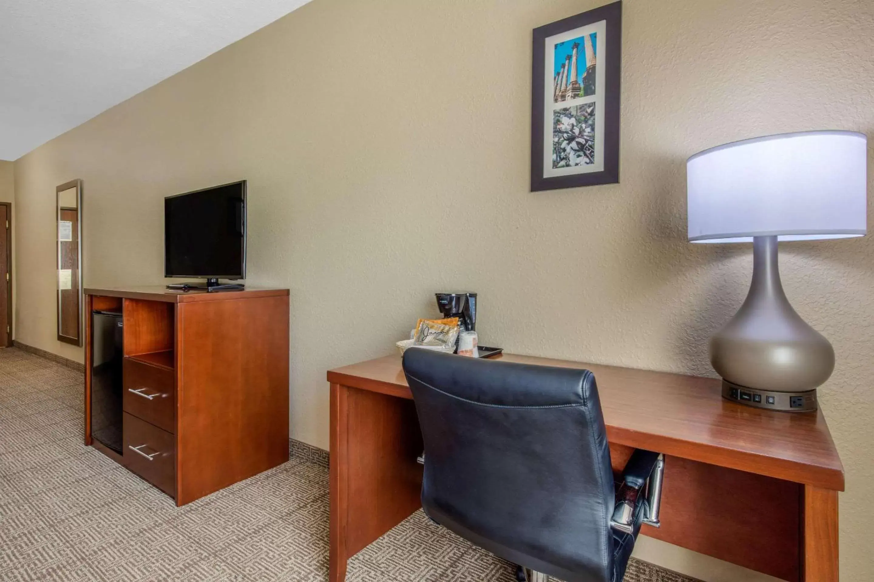 Photo of the whole room, TV/Entertainment Center in Comfort Inn & Suites