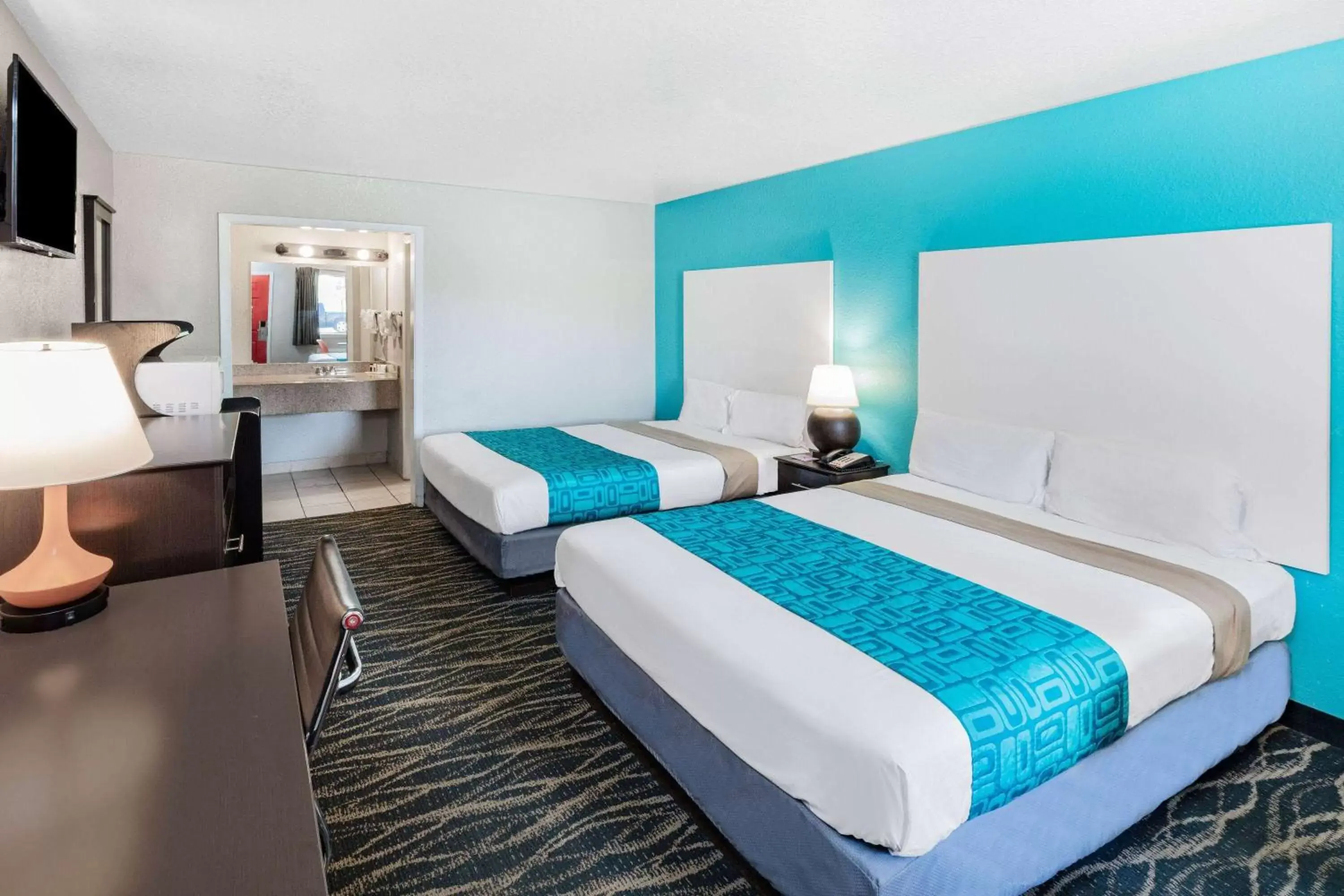 Photo of the whole room, Bed in Howard Johnson by Wyndham Houston Hobby