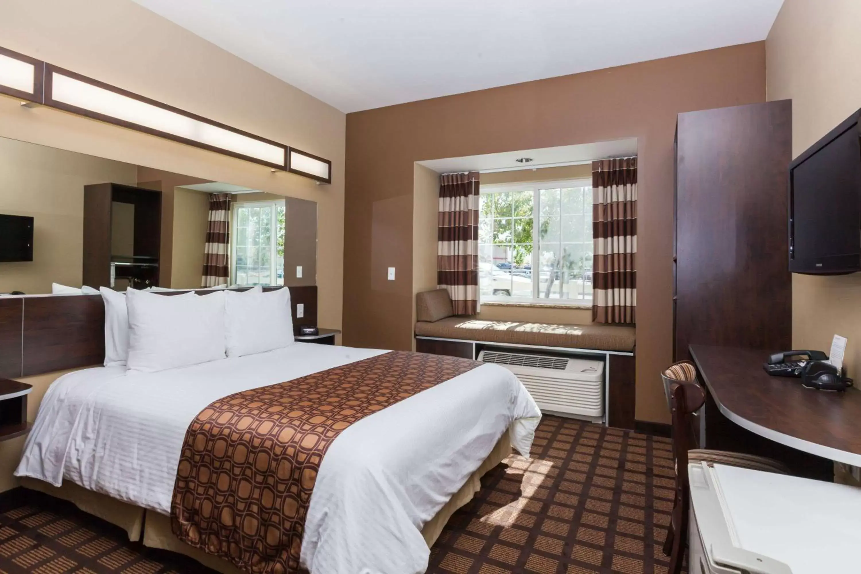 Queen Room - Disability Access- Non-Smoking in Microtel Inn & Suites by Wyndham Wheeler Ridge