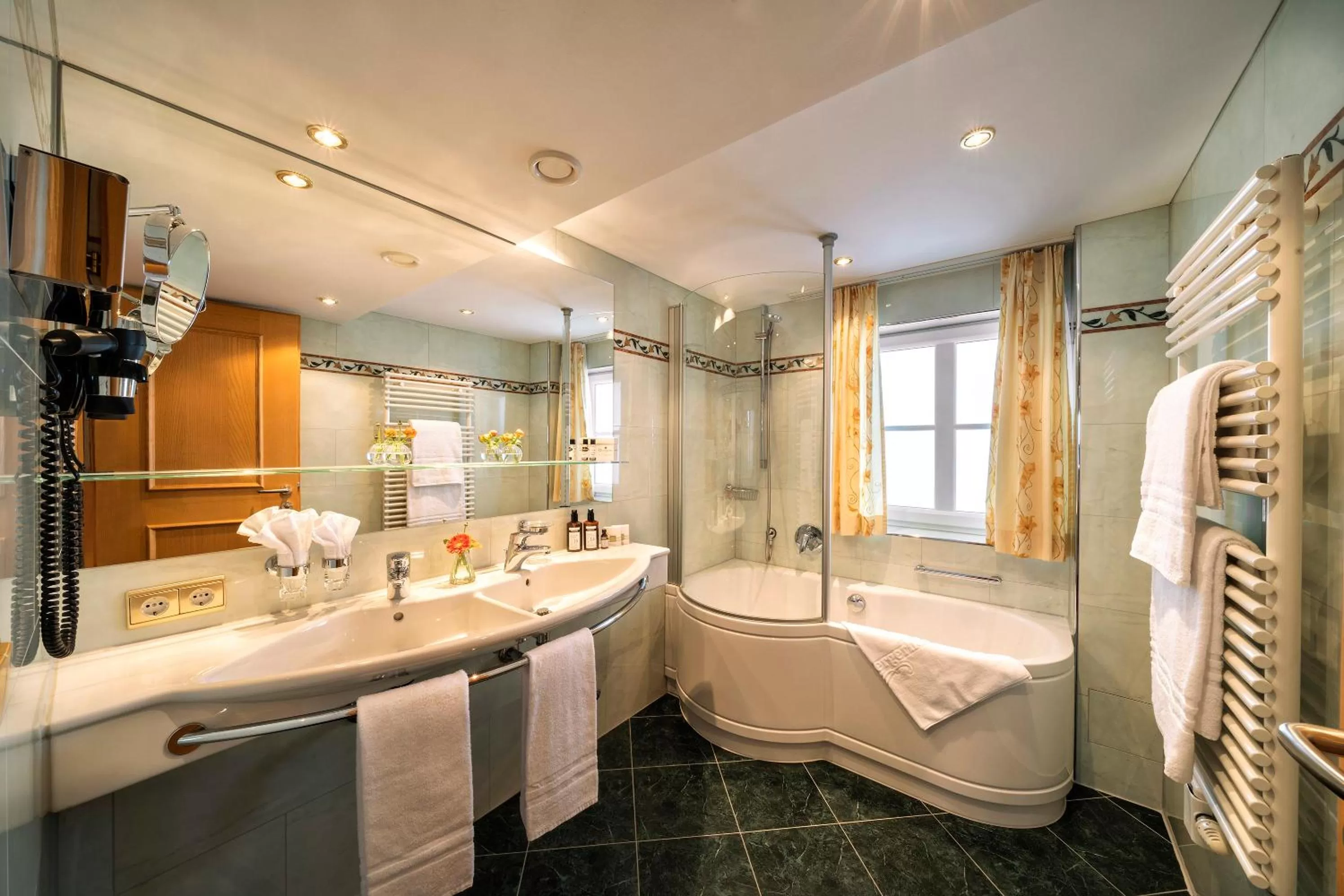 Bathroom in Hotel Tannbergerhof im Zentrum von Lech