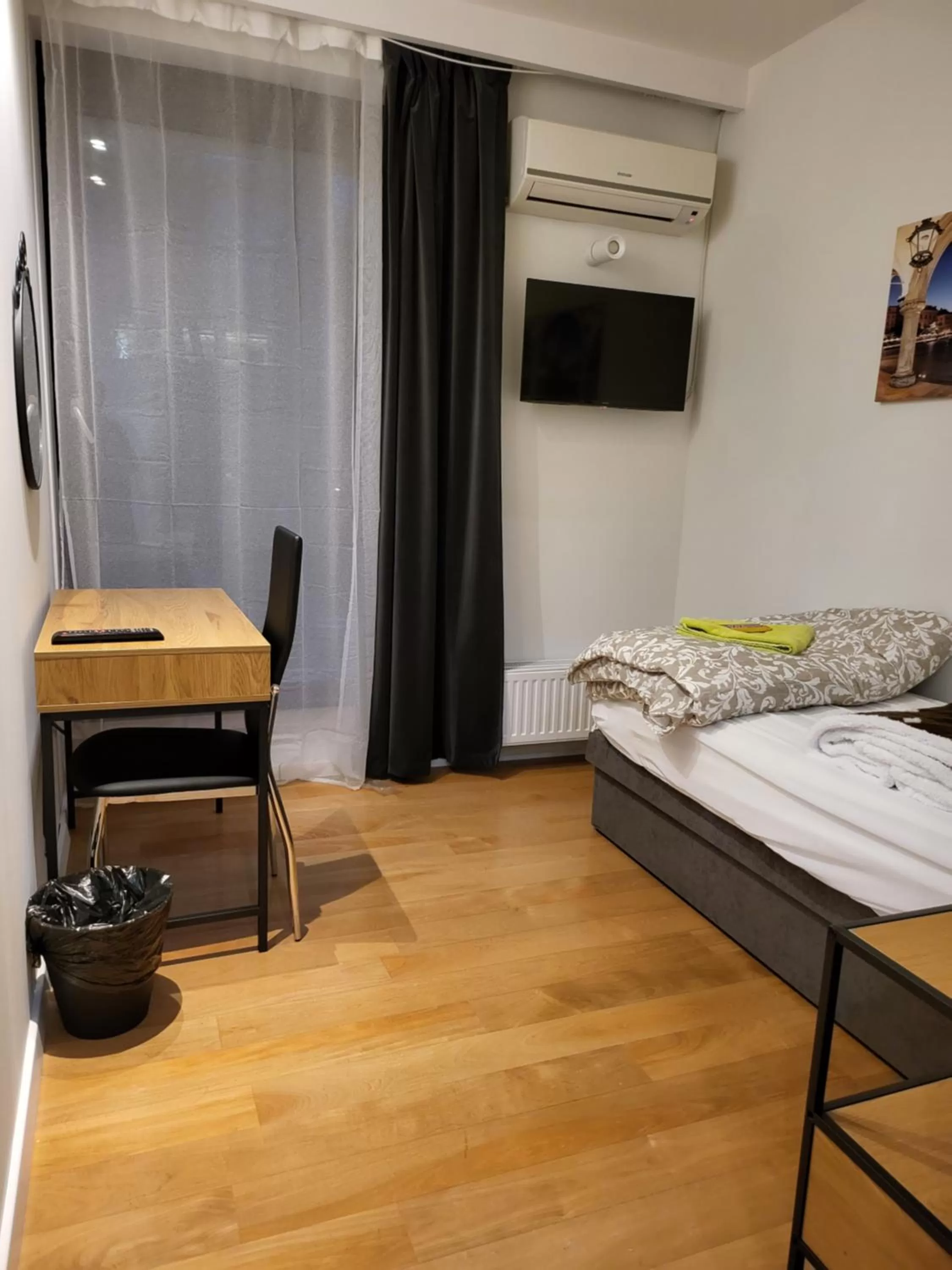 Bed, TV/Entertainment Center in Amber Hostel Szlak
