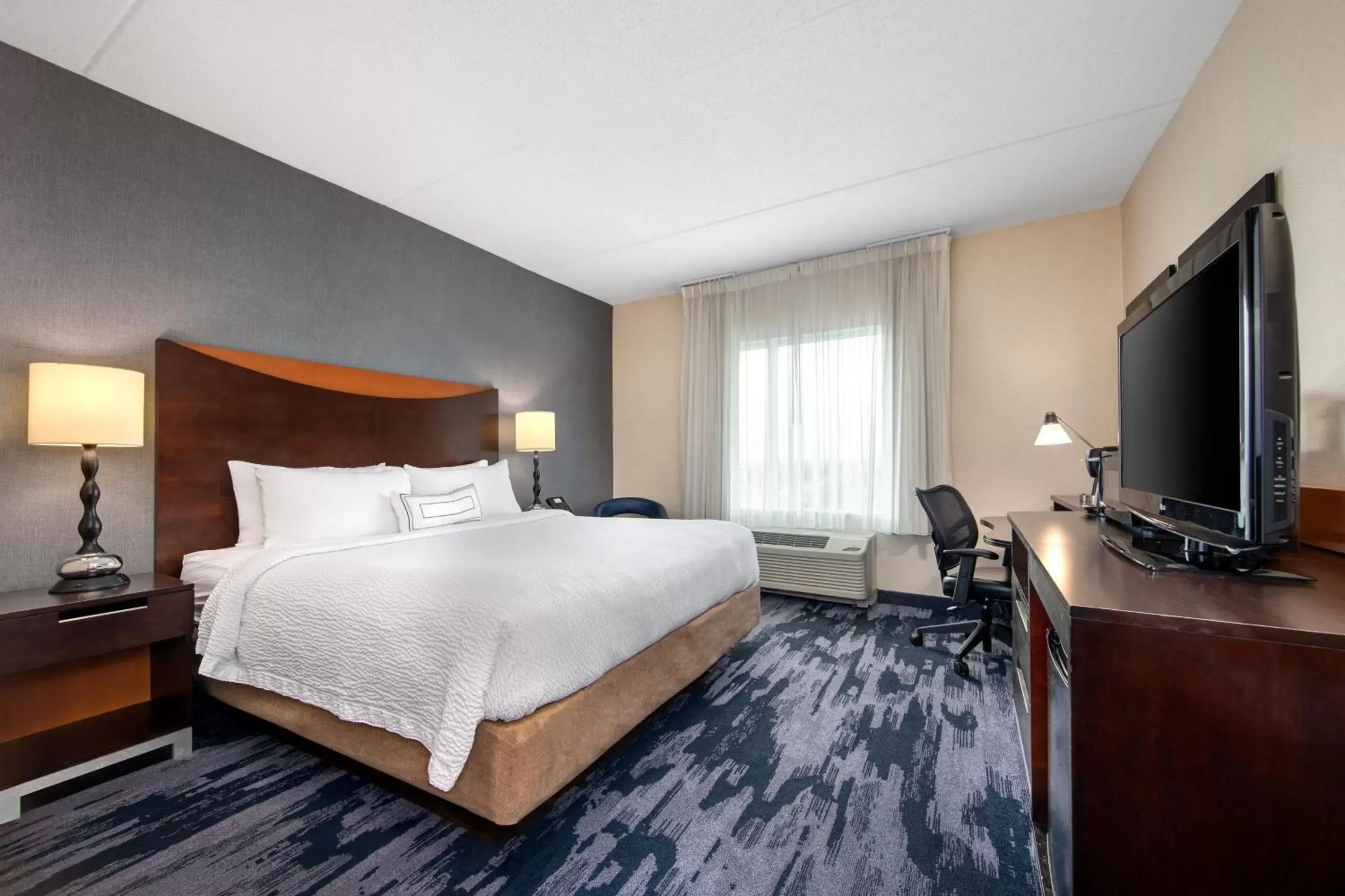 Photo of the whole room, Bed in Fairfield Inn & Suites by Marriott Toronto Mississauga