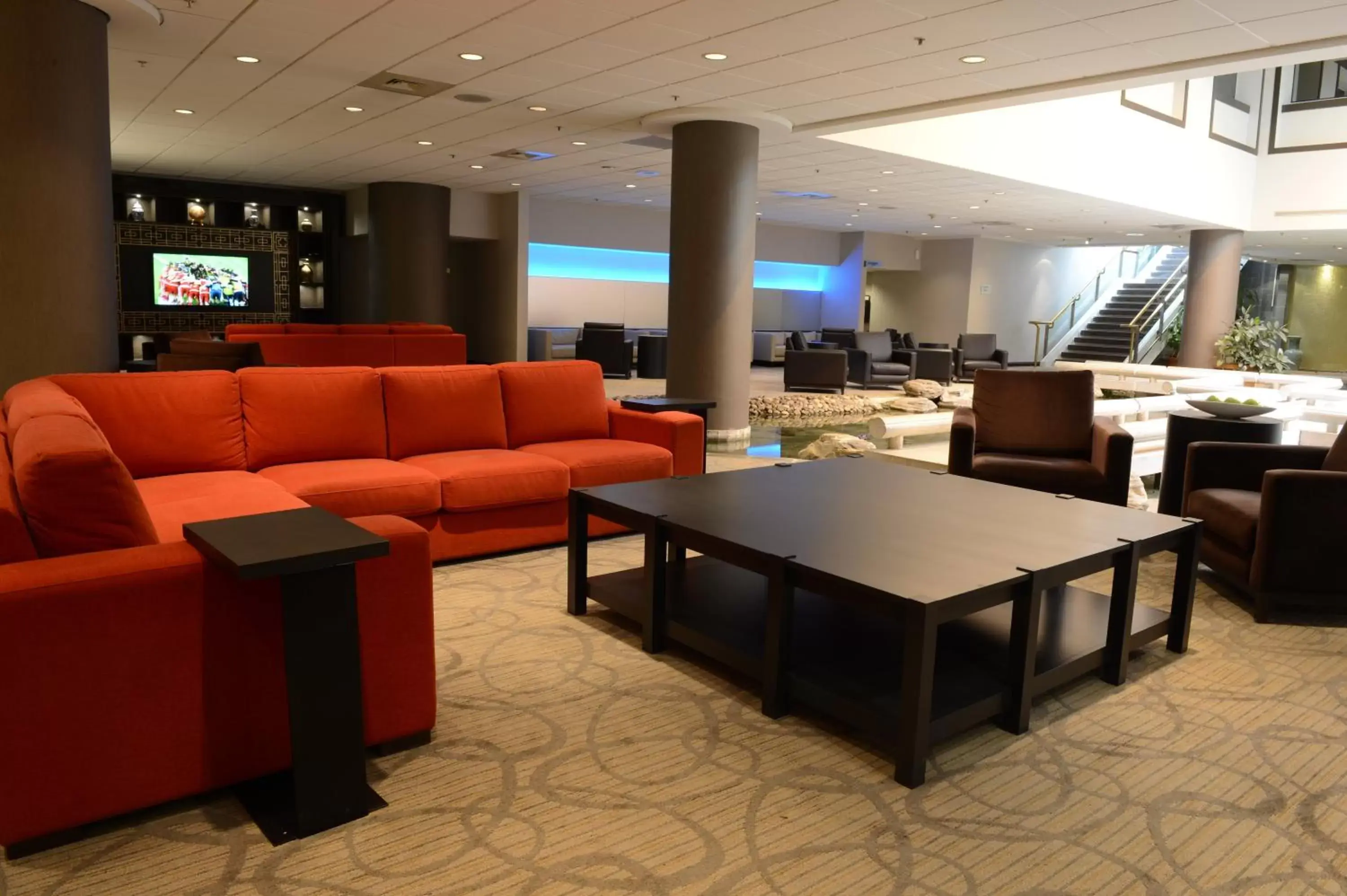 Property building, Lounge/Bar in Holiday Inn Montreal Centre Ville Downtown, an IHG Hotel