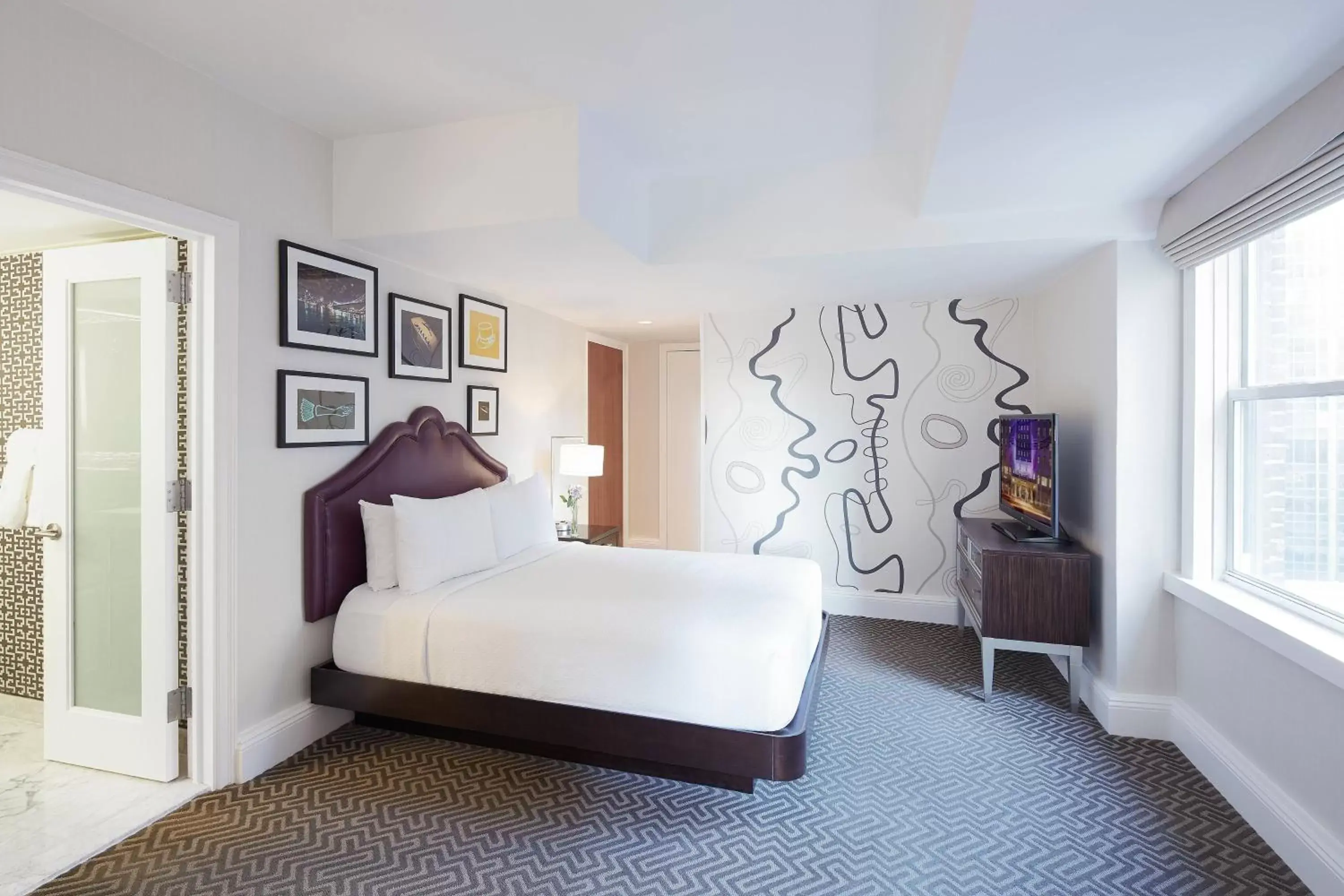 Photo of the whole room, Bed in The Lexington Hotel, Autograph Collection