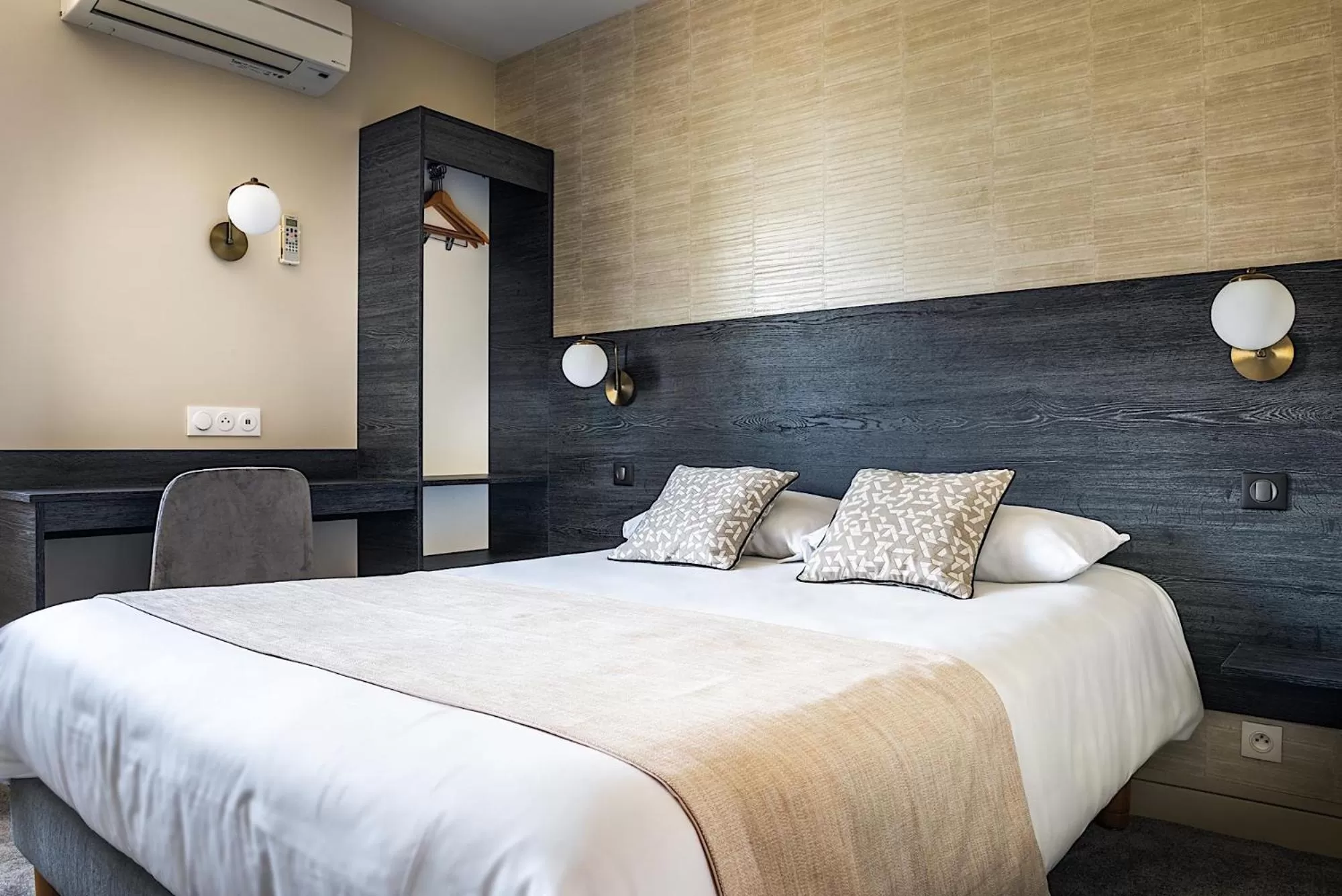 Bedroom, Bed in Contact Hôtel Astréa Nevers Nord et son restaurant la Nouvelle Table