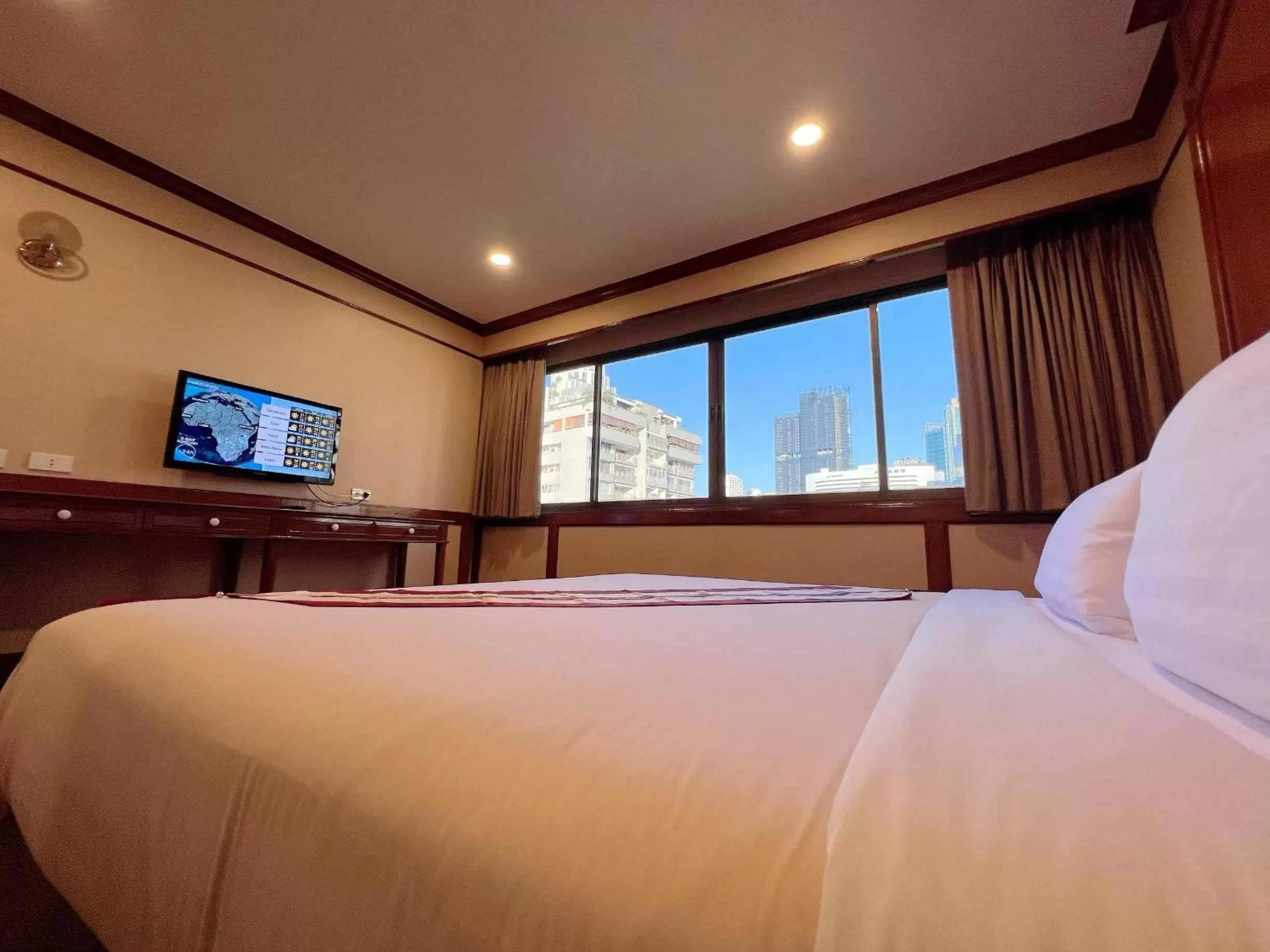 Photo of the whole room, Bed in The Promenade Bangkok