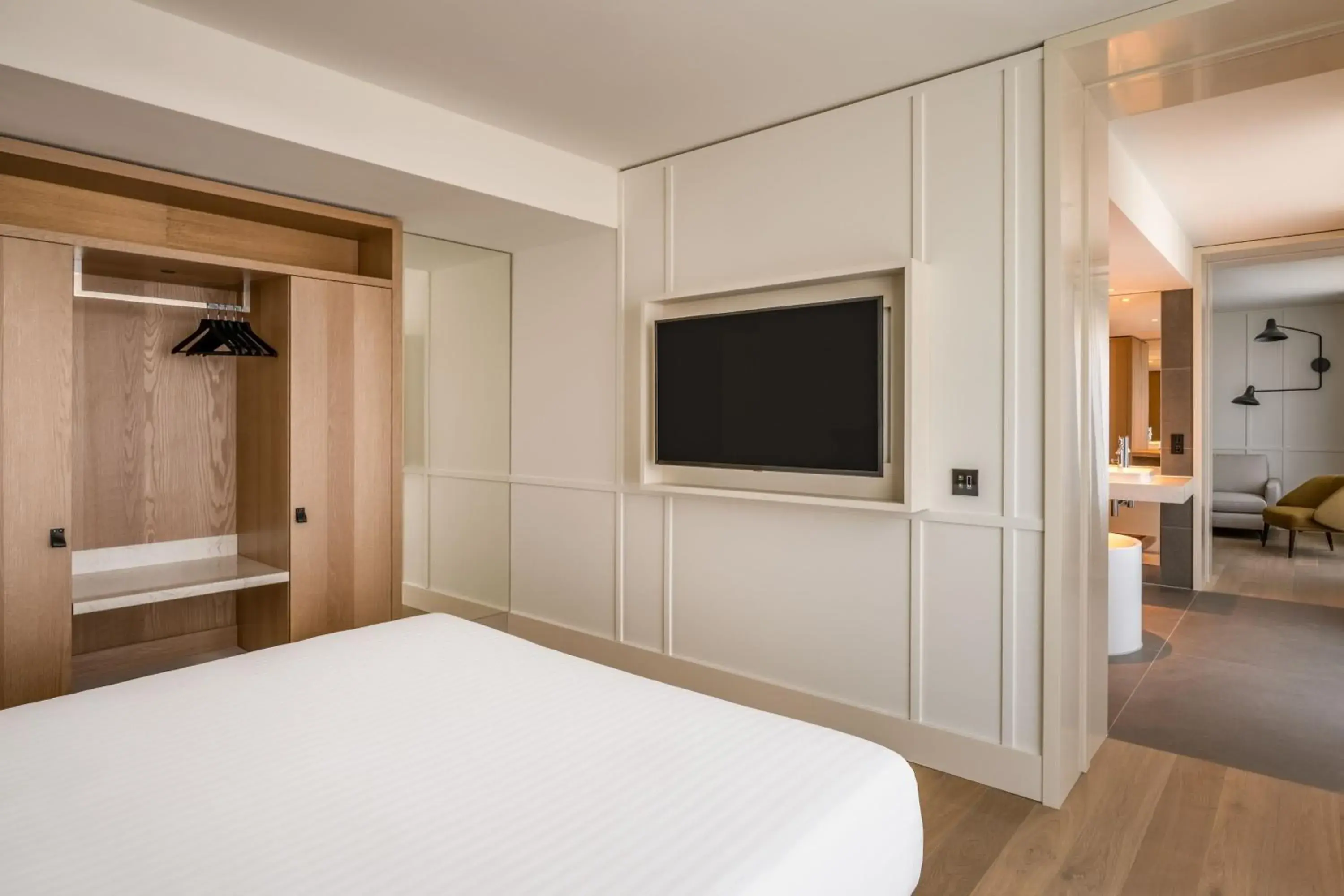 Bedroom, TV/Entertainment Center in Munich Marriott Hotel City West