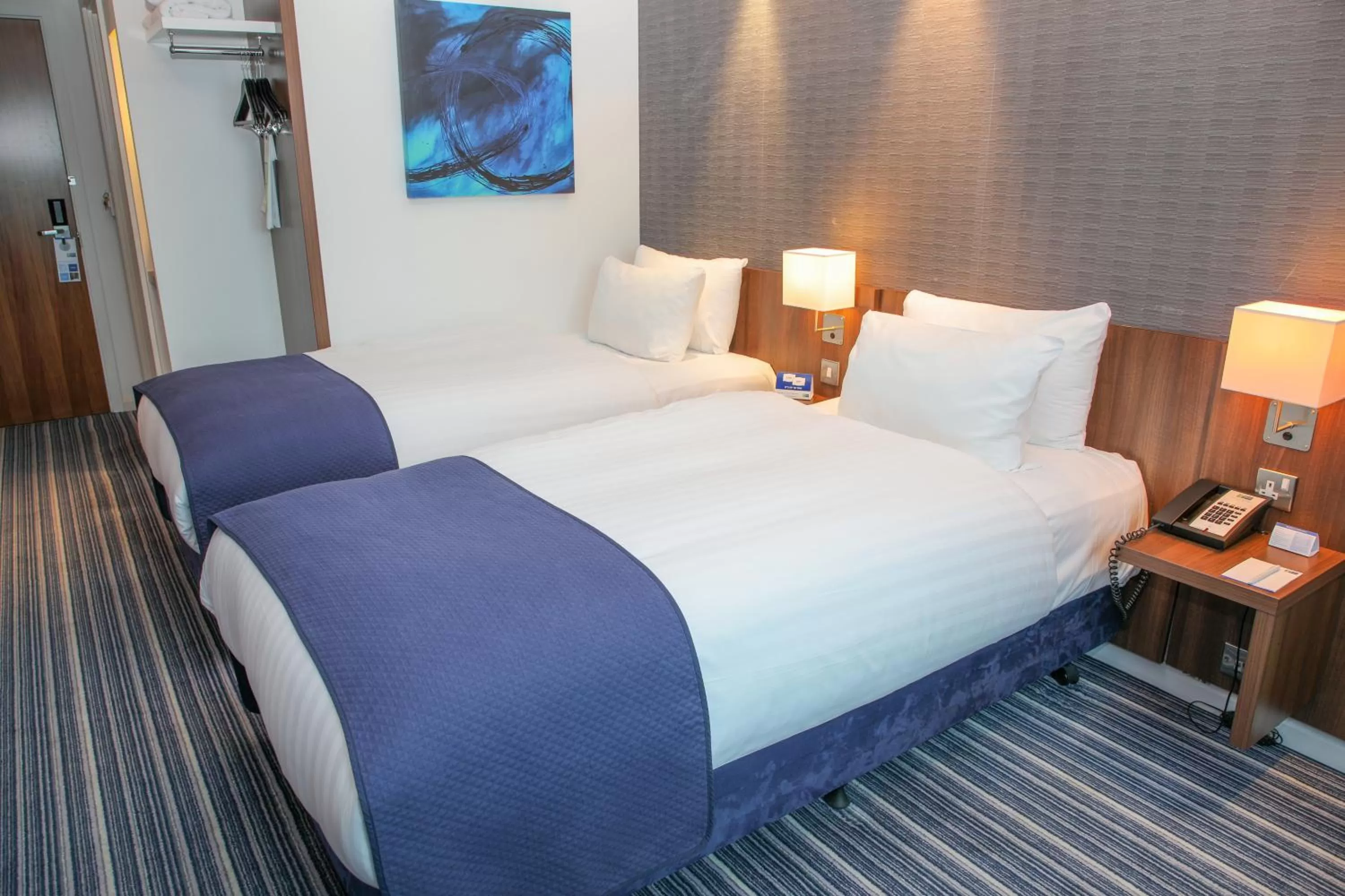 Photo of the whole room, Bed in Holiday Inn Express London Heathrow T5 by IHG