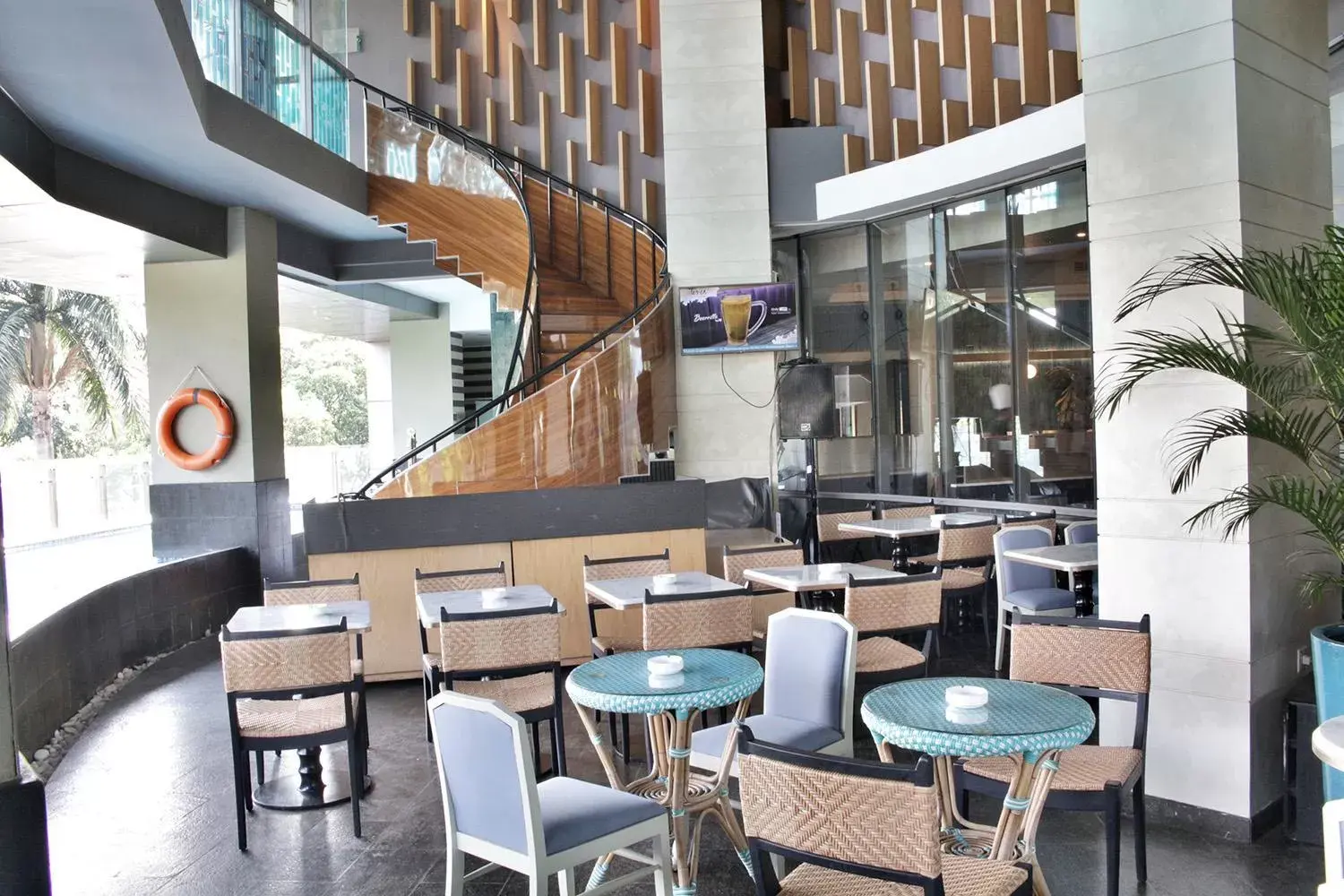 Restaurant/places to eat, Lounge/Bar in THE 1O1 Jakarta Sedayu Darmawangsa