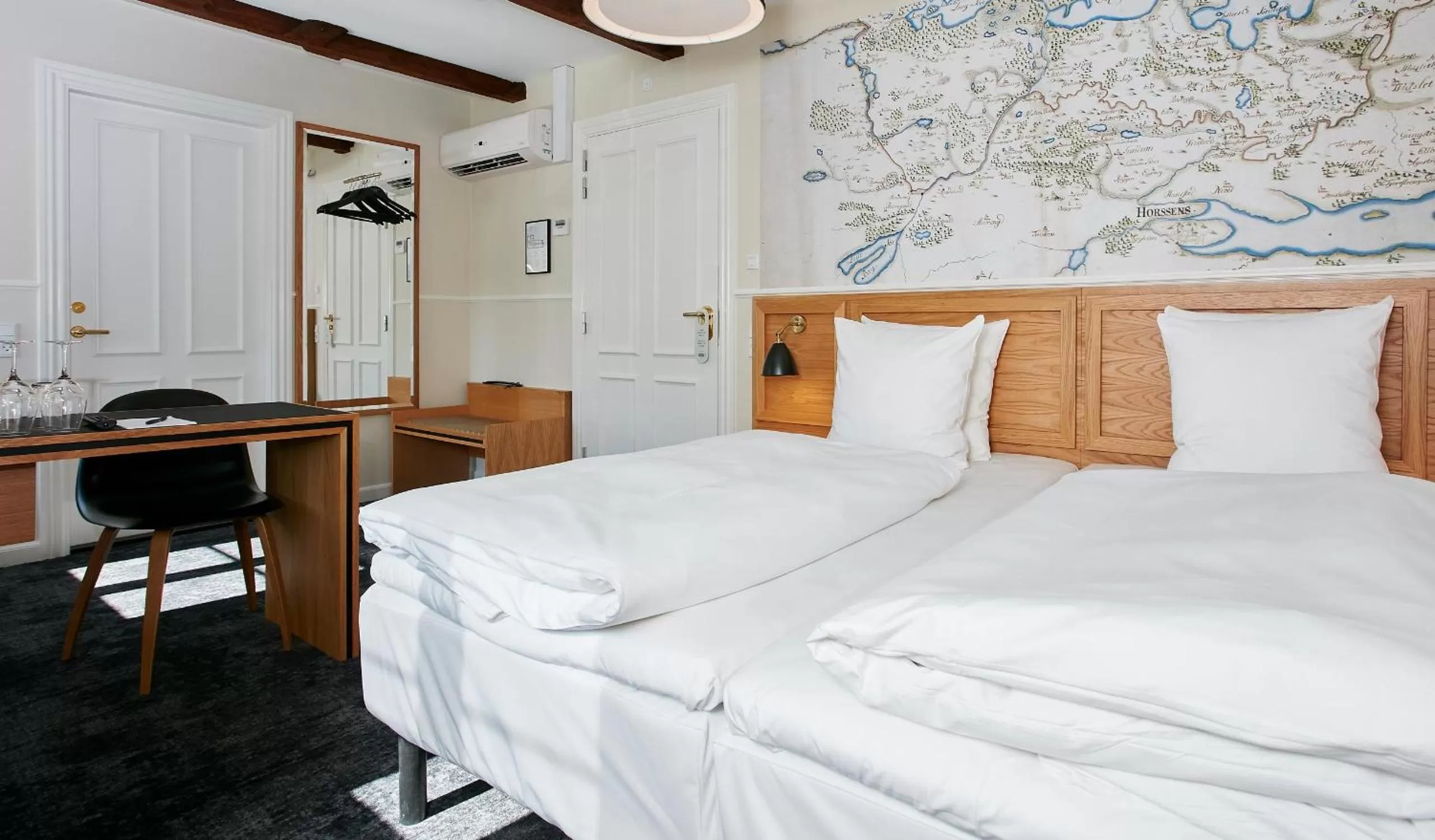 Photo of the whole room, Bed in Jørgensens Hotel