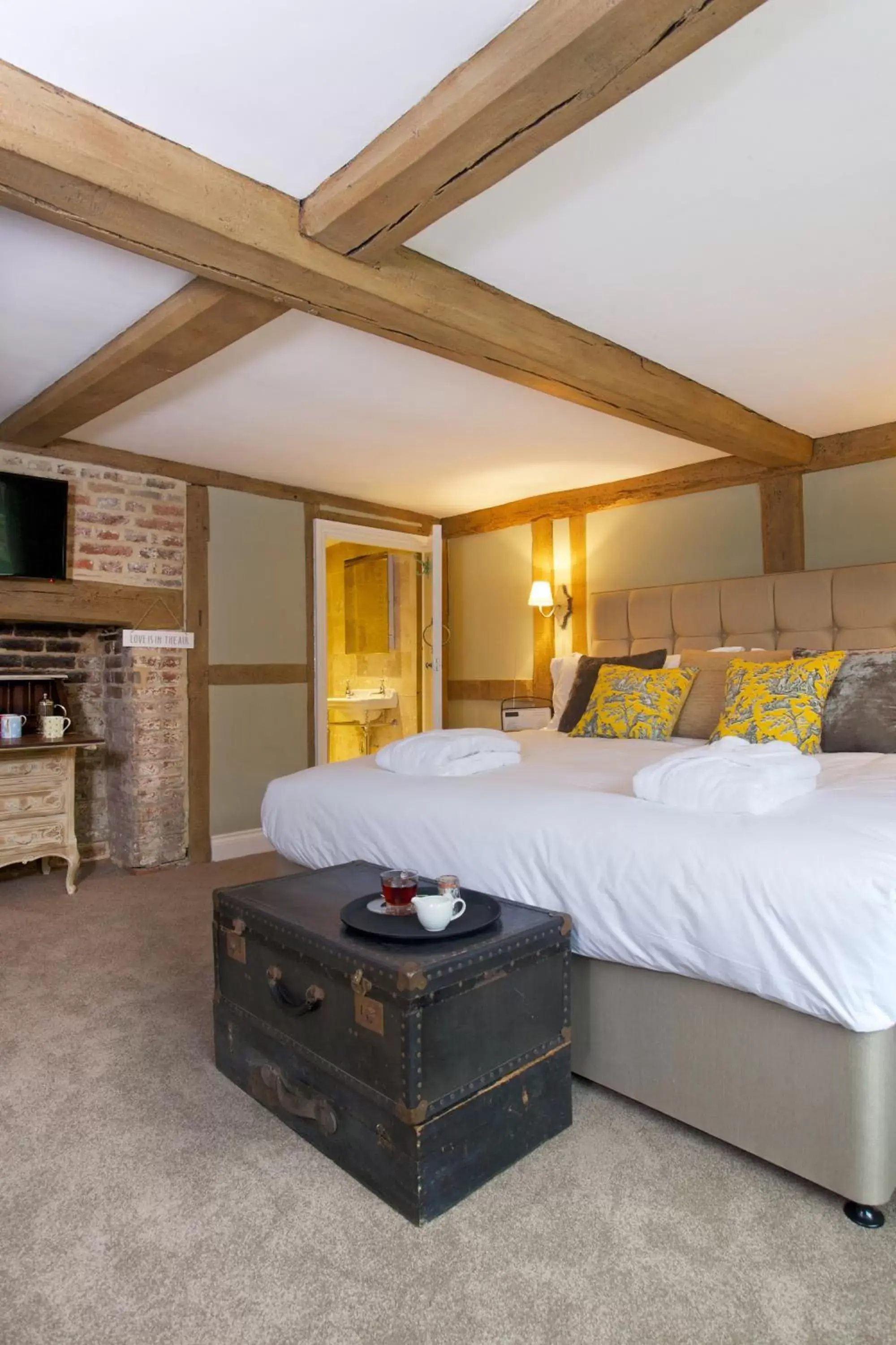 Bedroom, Bed in The Queen's Inn