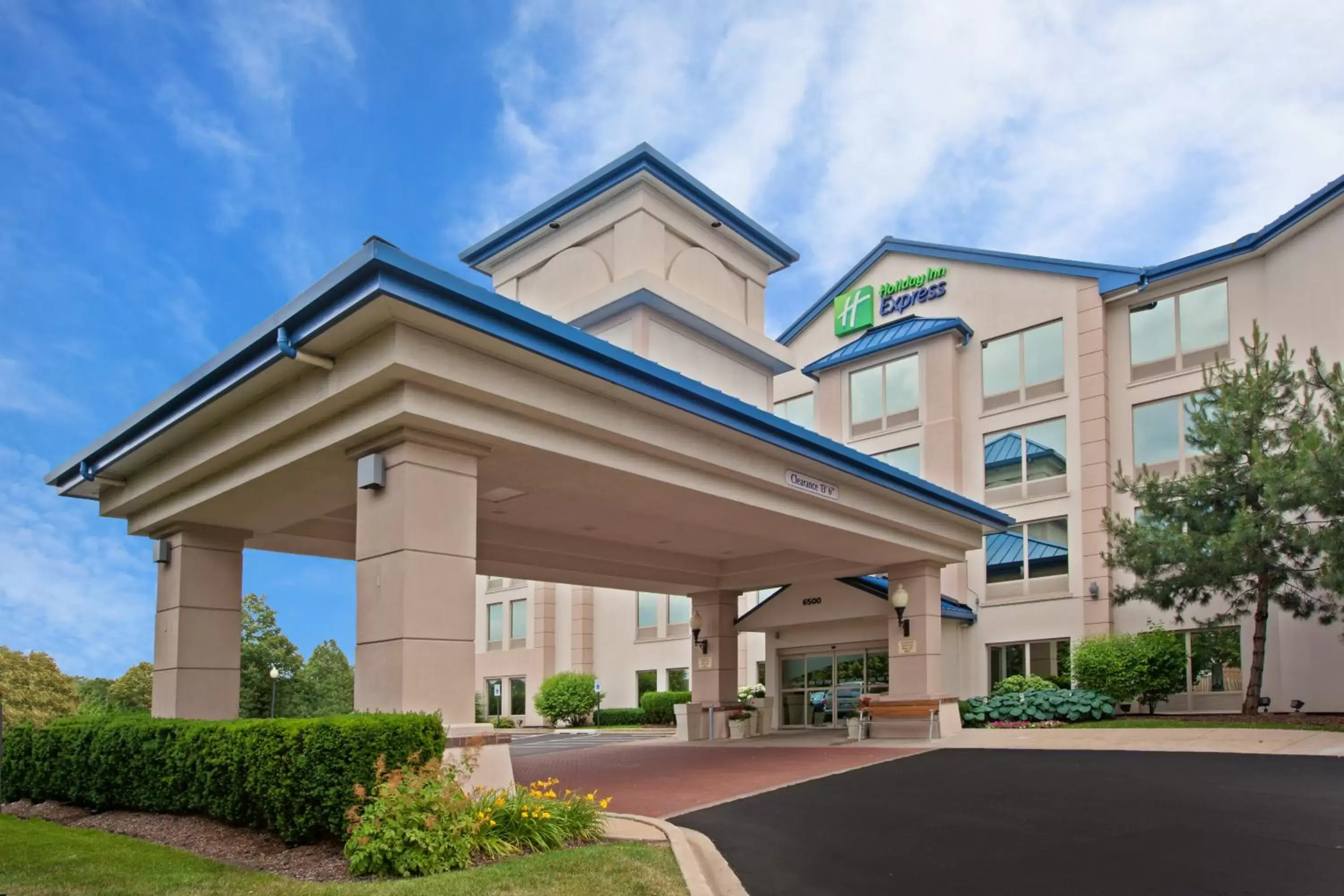 Property Building in Holiday Inn Express & Suites Chicago-Midway Airport, an IHG Hotel