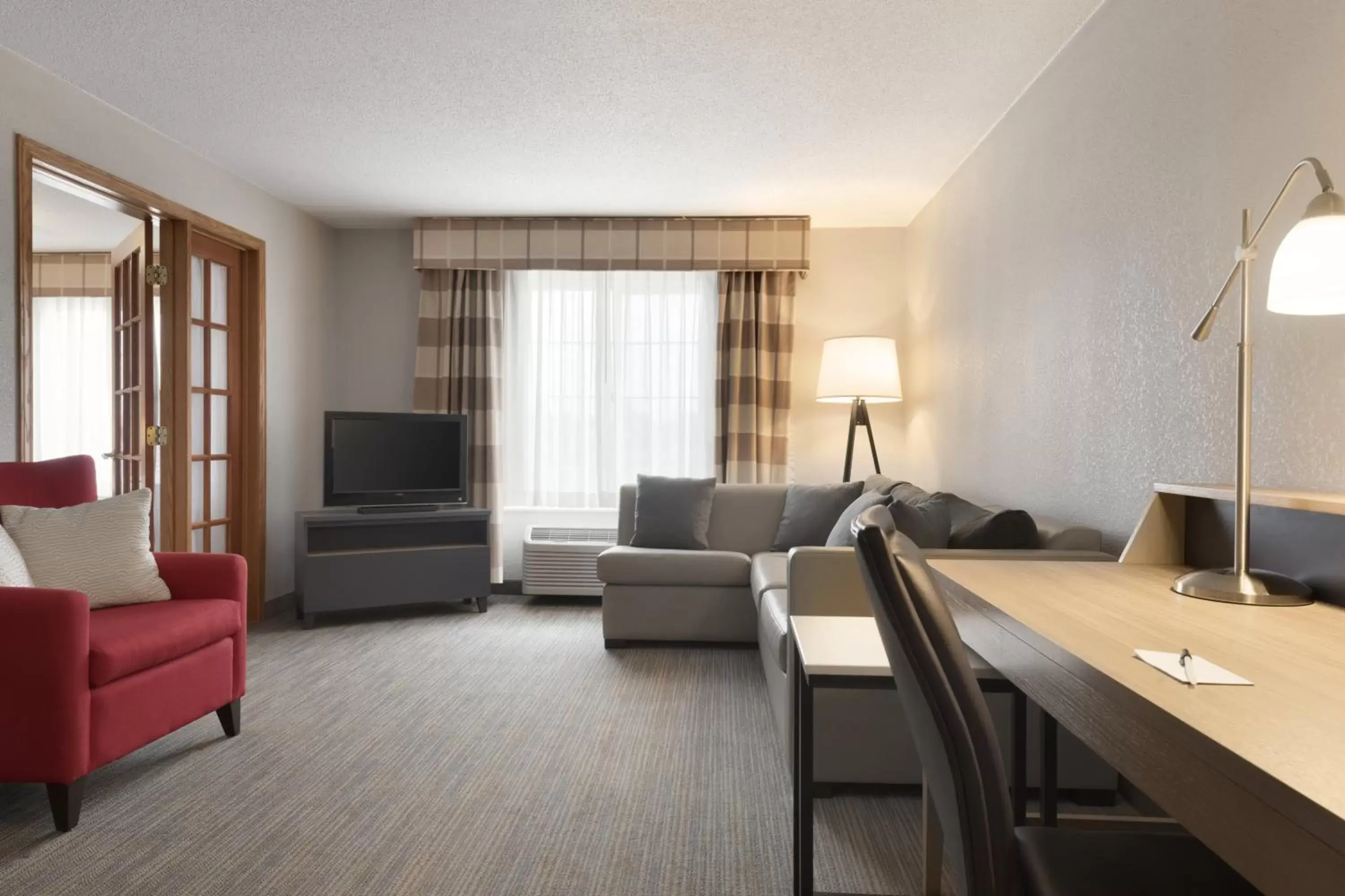 Bed, Seating Area in Country Inn & Suites by Radisson, Minneapolis/Shakopee, MN